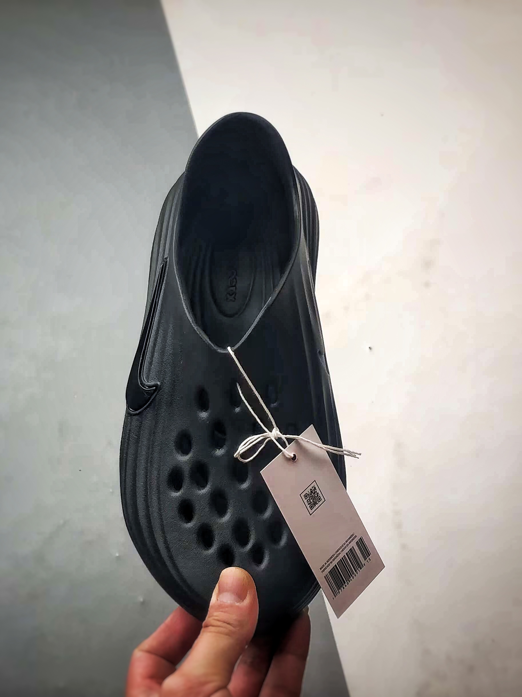 120 NK ReactX Rejuven8 黑色 时尚舒适泡棉波浪洞洞鞋 HV5060-001