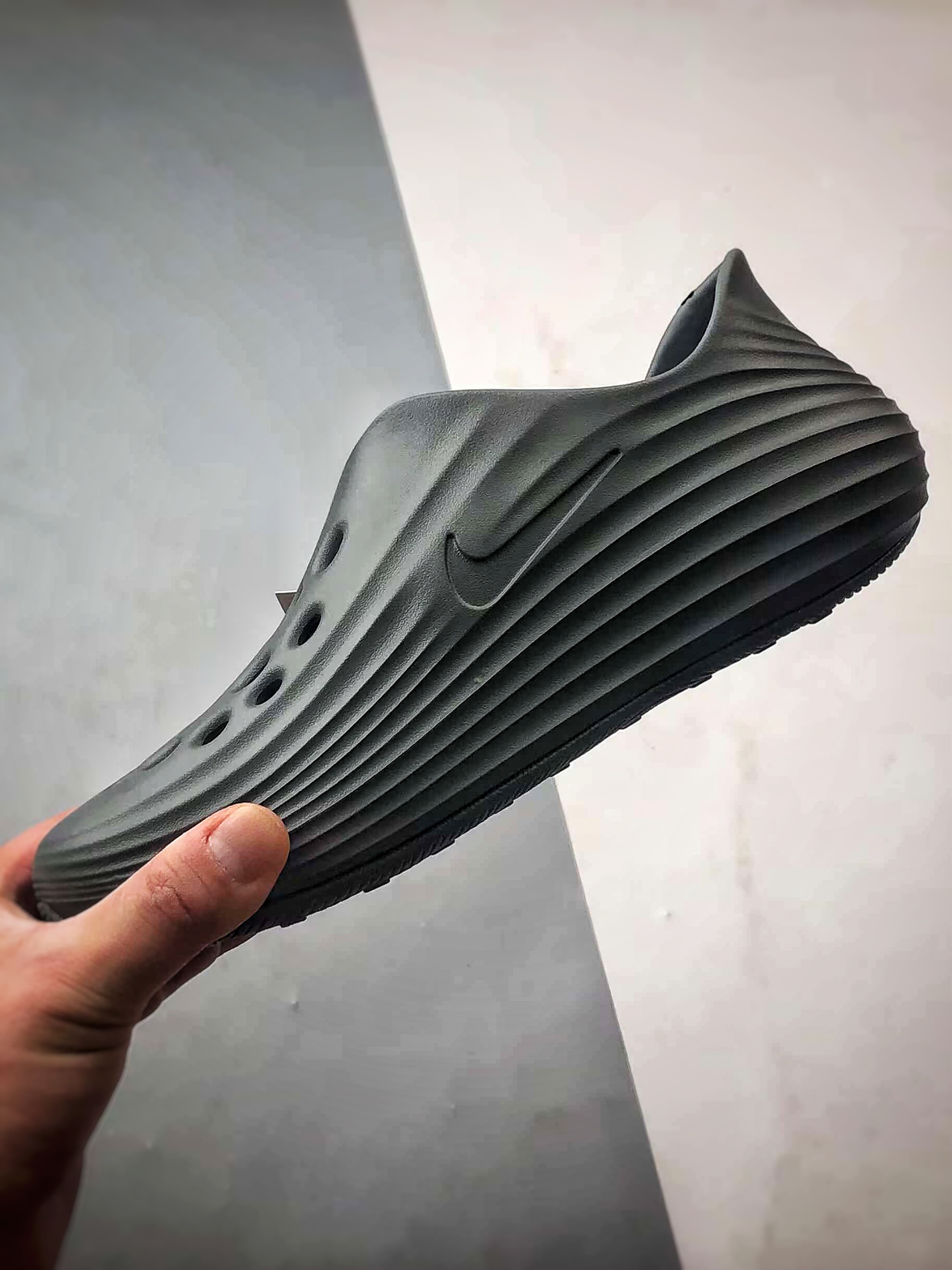 120 NK ReactX Rejuven8 烟灰色 时尚舒适泡棉波浪洞洞鞋 HV5060-002