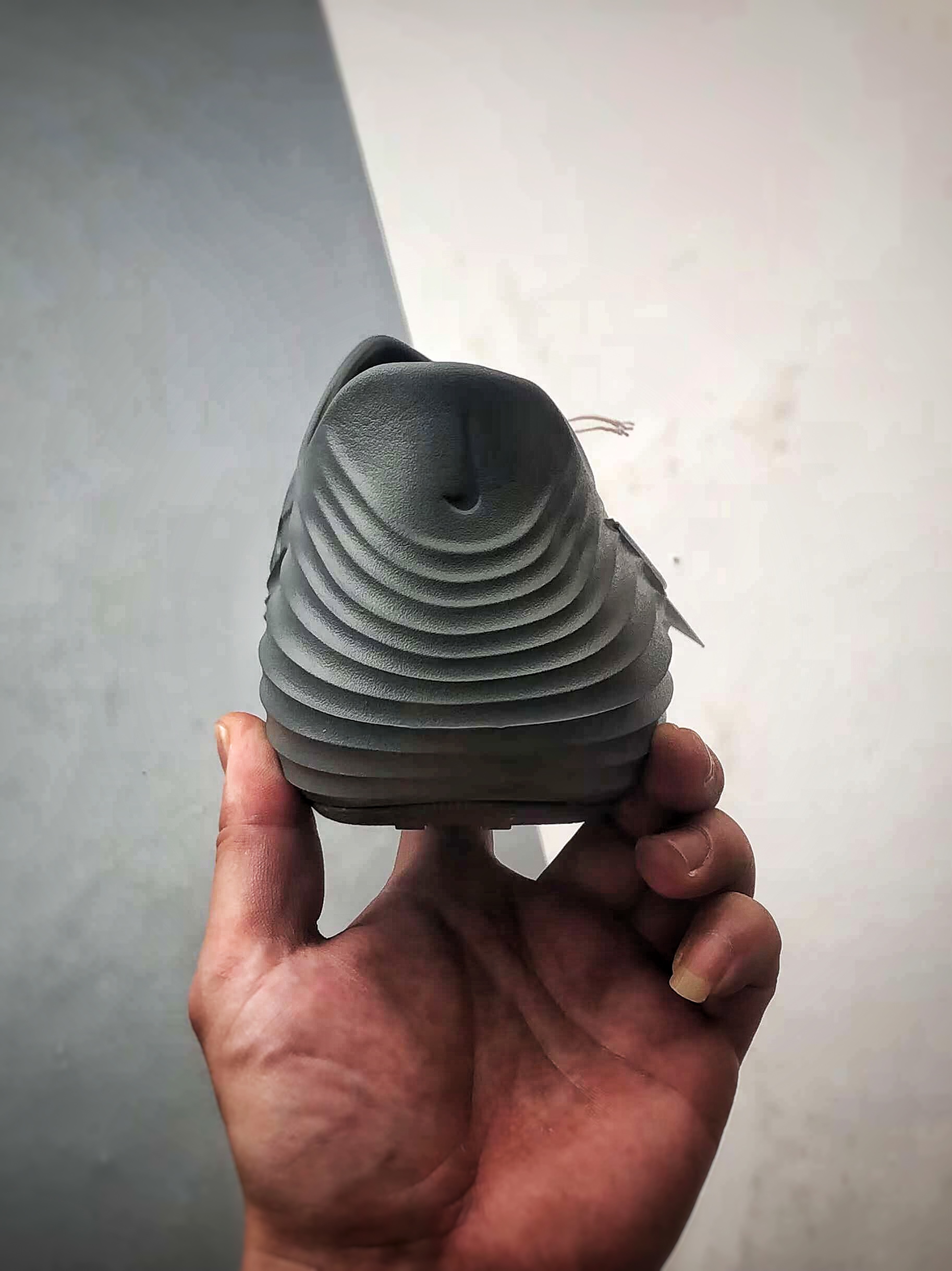 120 NK ReactX Rejuven8 烟灰色 时尚舒适泡棉波浪洞洞鞋 HV5060-002