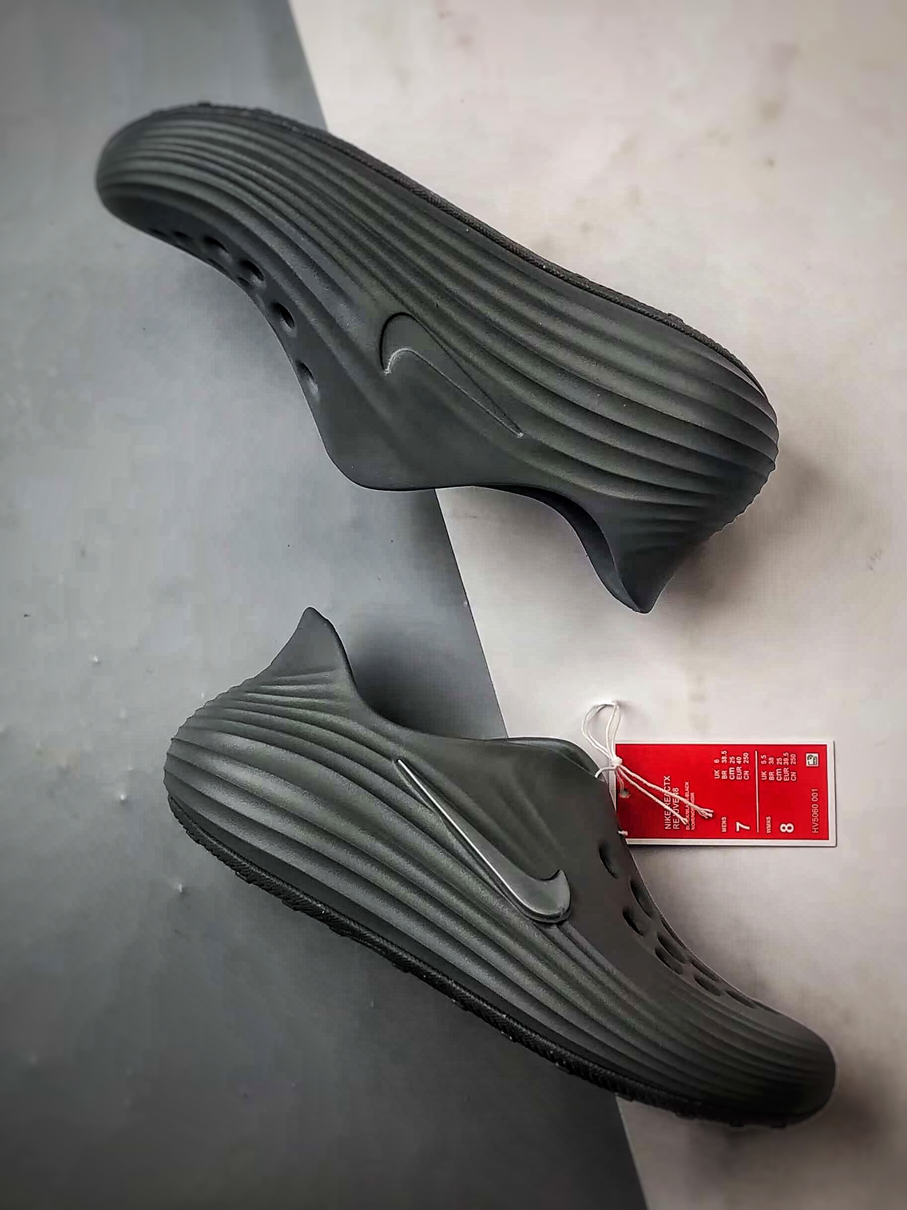 120 NK ReactX Rejuven8 烟灰色 时尚舒适泡棉波浪洞洞鞋 HV5060-002