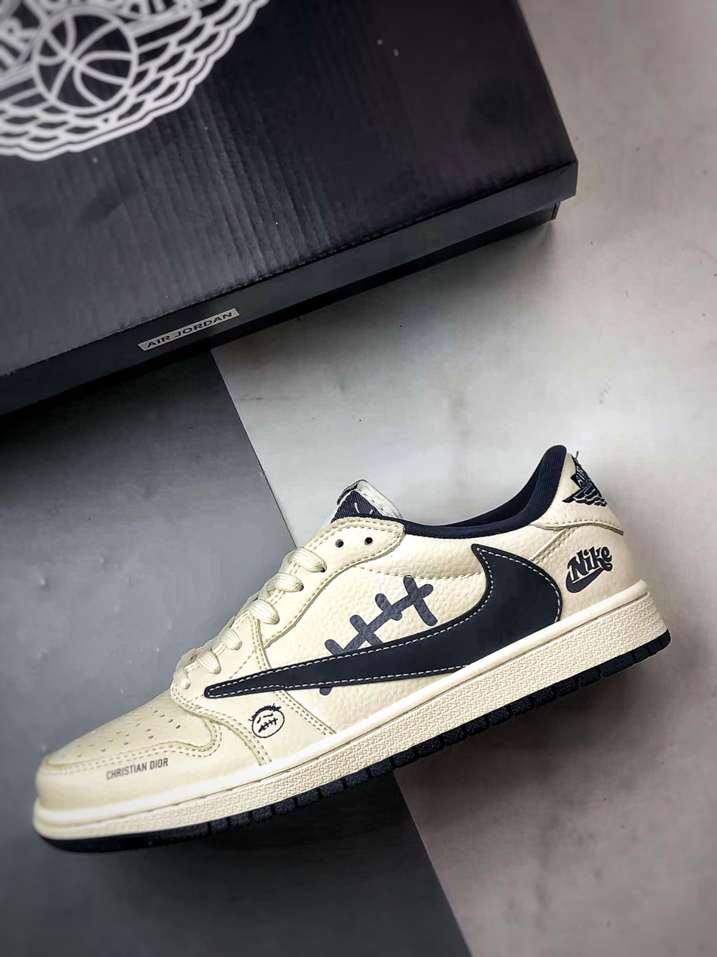 Air Jordan 1 Low OG ”高端定制” 迪奥米白黑蓝倒钩 LD2025-009