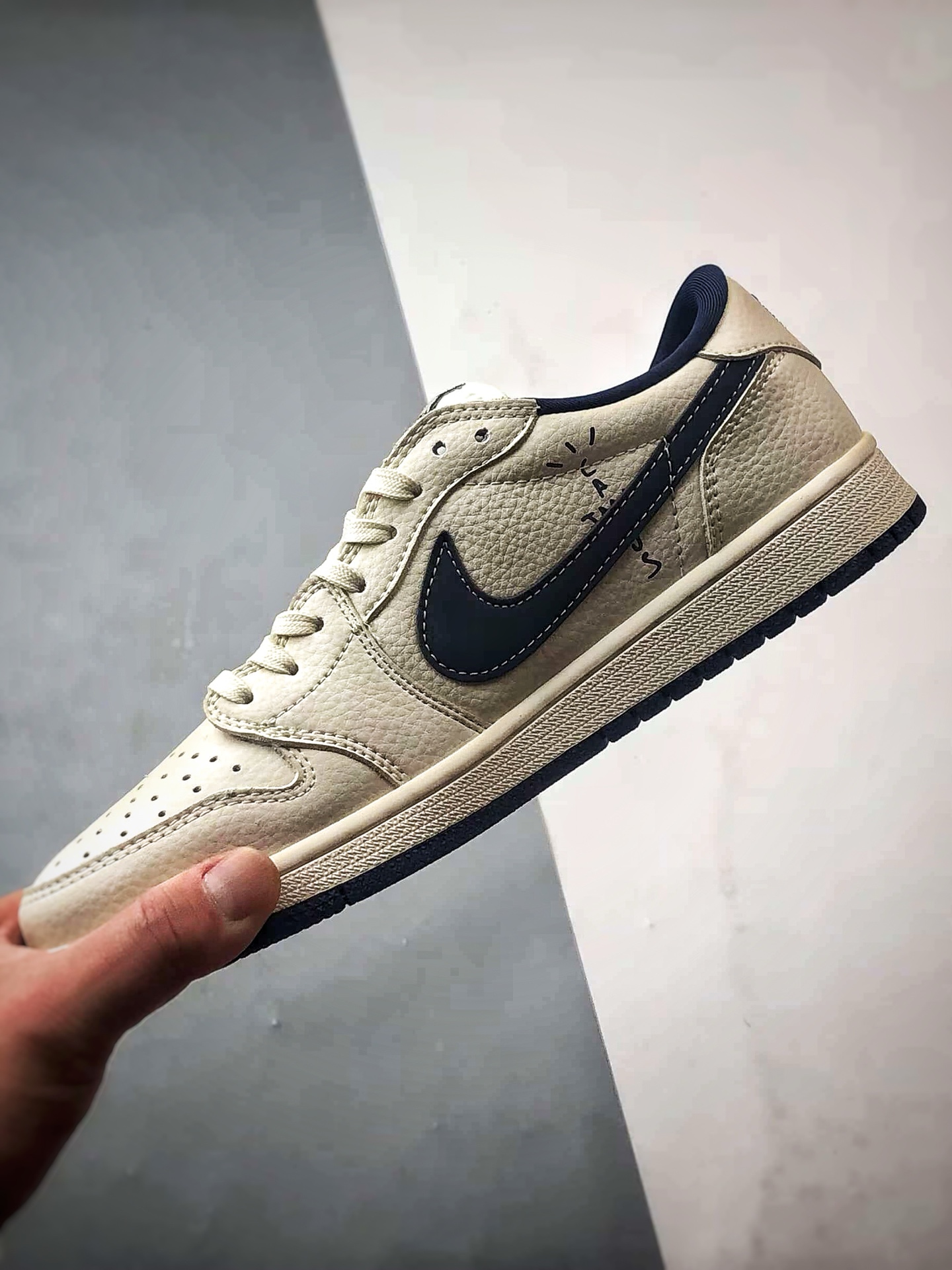 Air Jordan 1 Low OG ”高端定制” 迪奥米白黑蓝倒钩 LD2025-009
