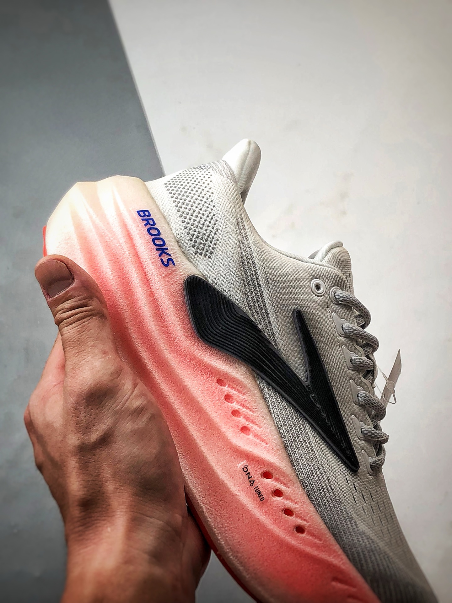 Brooks布鲁克斯 Glycerin max 白黑粉 舒适简约防滑耐磨低帮跑步鞋