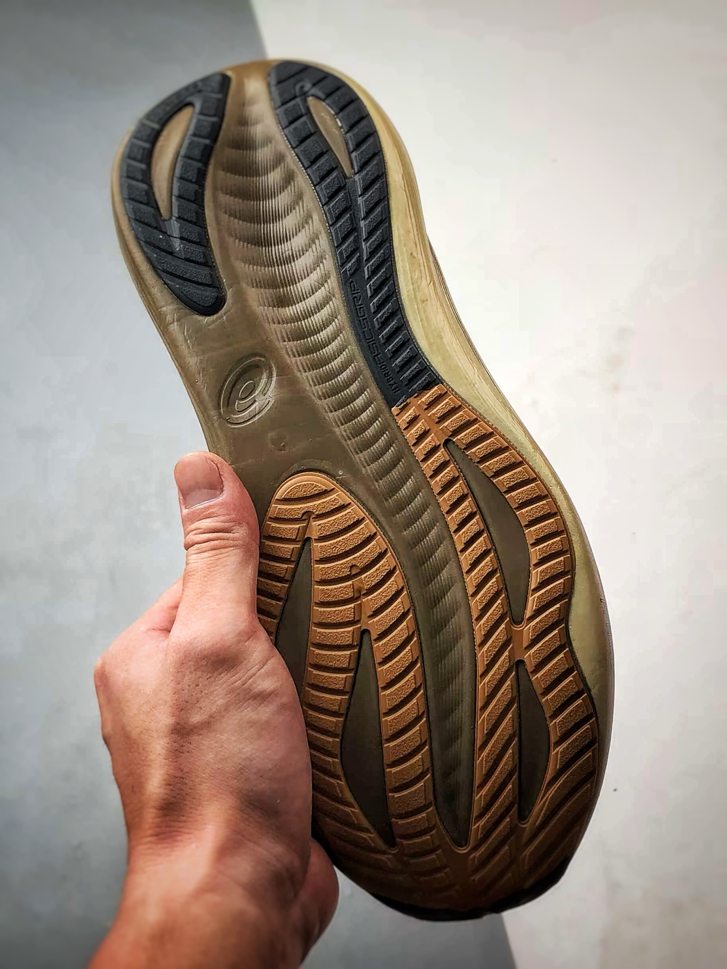 190 Asics Gel-Nimbus 27 黑金 亚瑟士27代舒适轻盈休闲跑步鞋