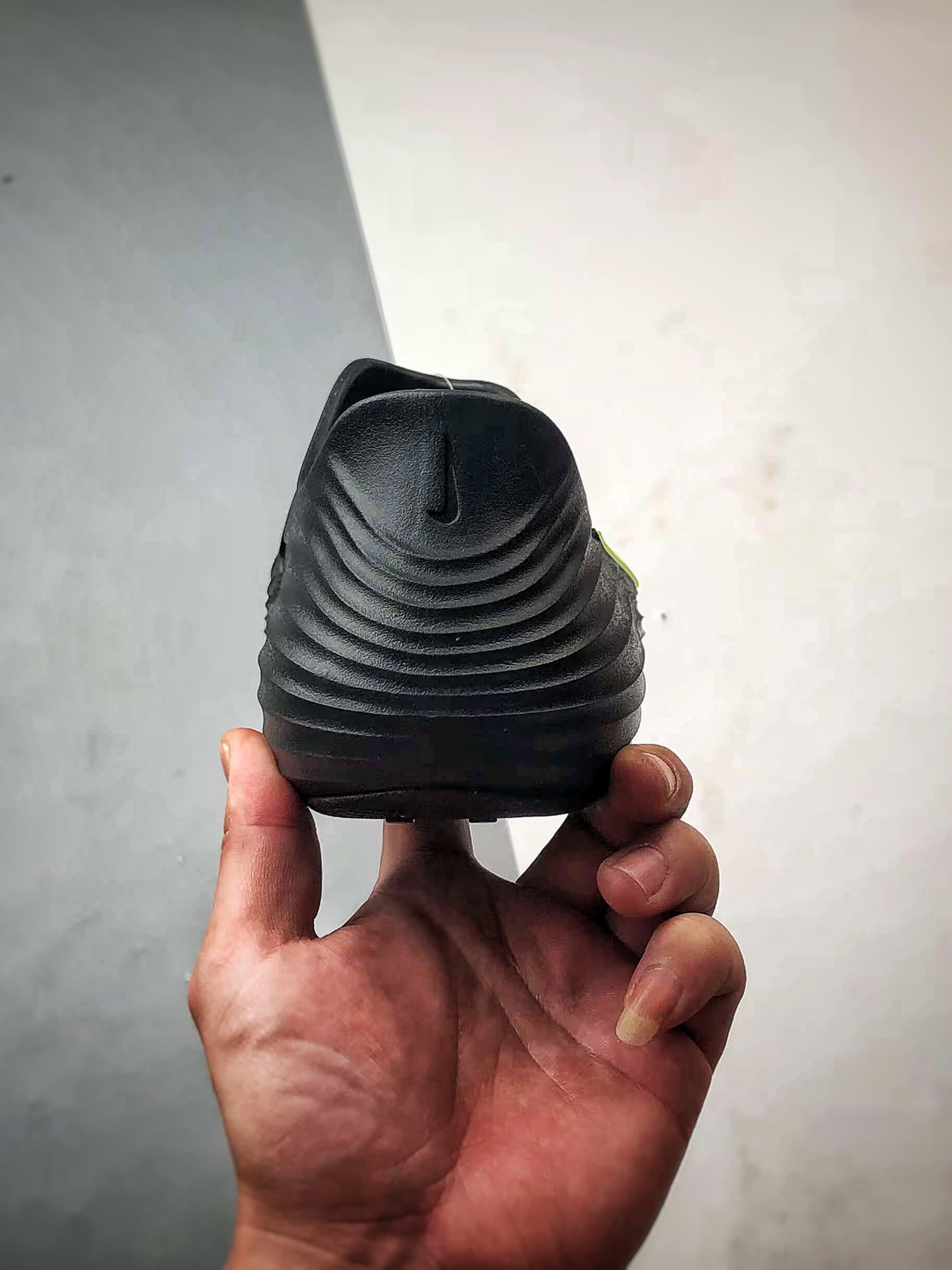 120 NK ReactX Rejuven8 黑绿 时尚舒适泡棉波浪洞洞鞋 HV5060-003