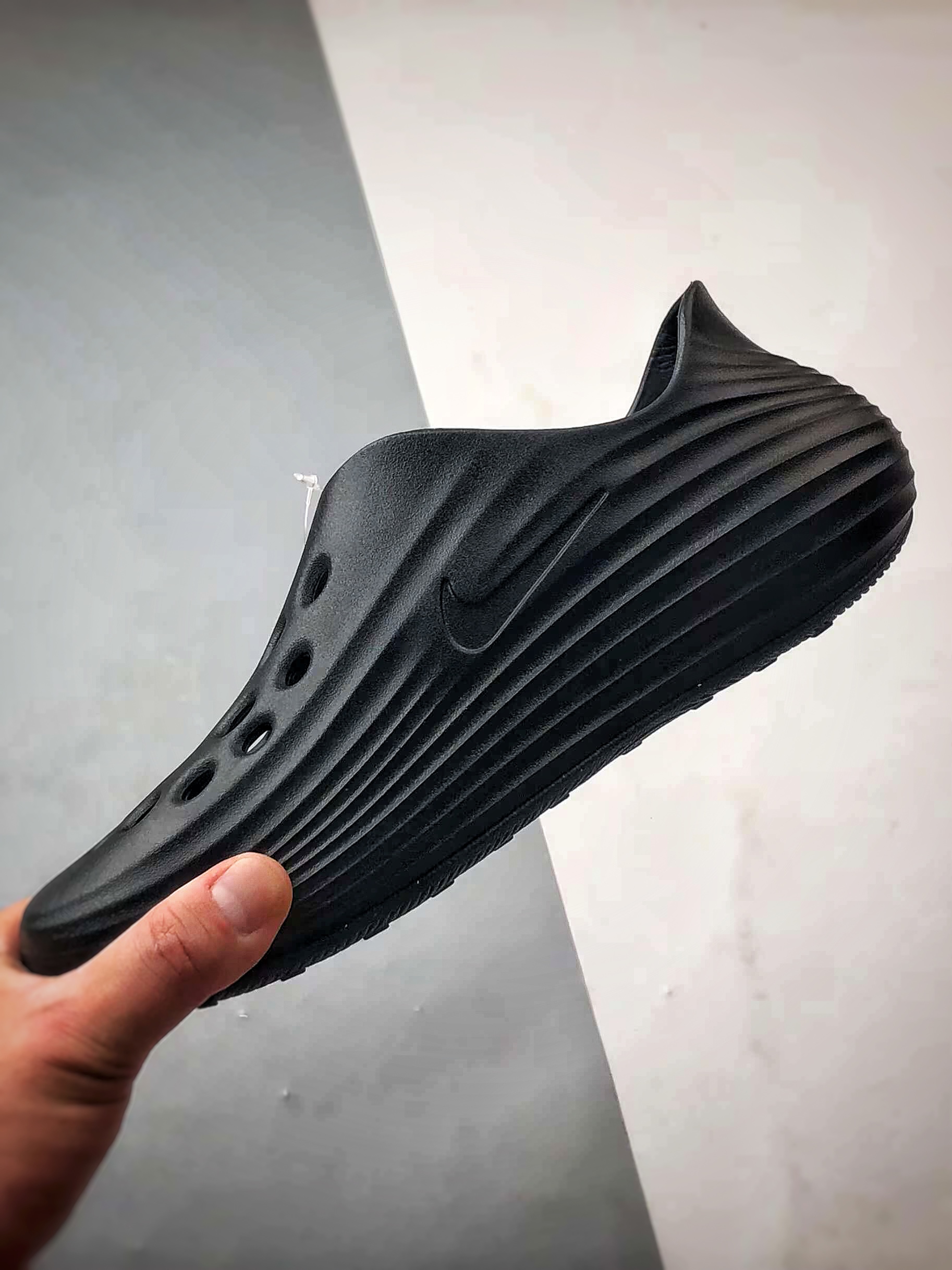120 NK ReactX Rejuven8 黑绿 时尚舒适泡棉波浪洞洞鞋 HV5060-003
