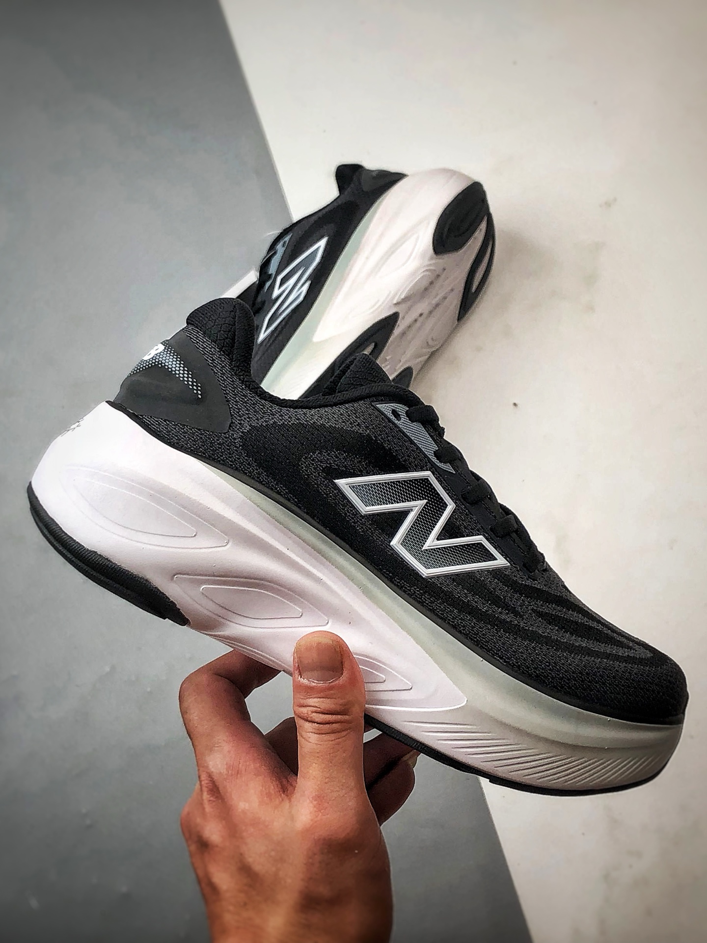 190 New Balance Fresh Foam X More v6 黑白 厚底网布织物减震舒适越野跑步鞋 MMORXA6