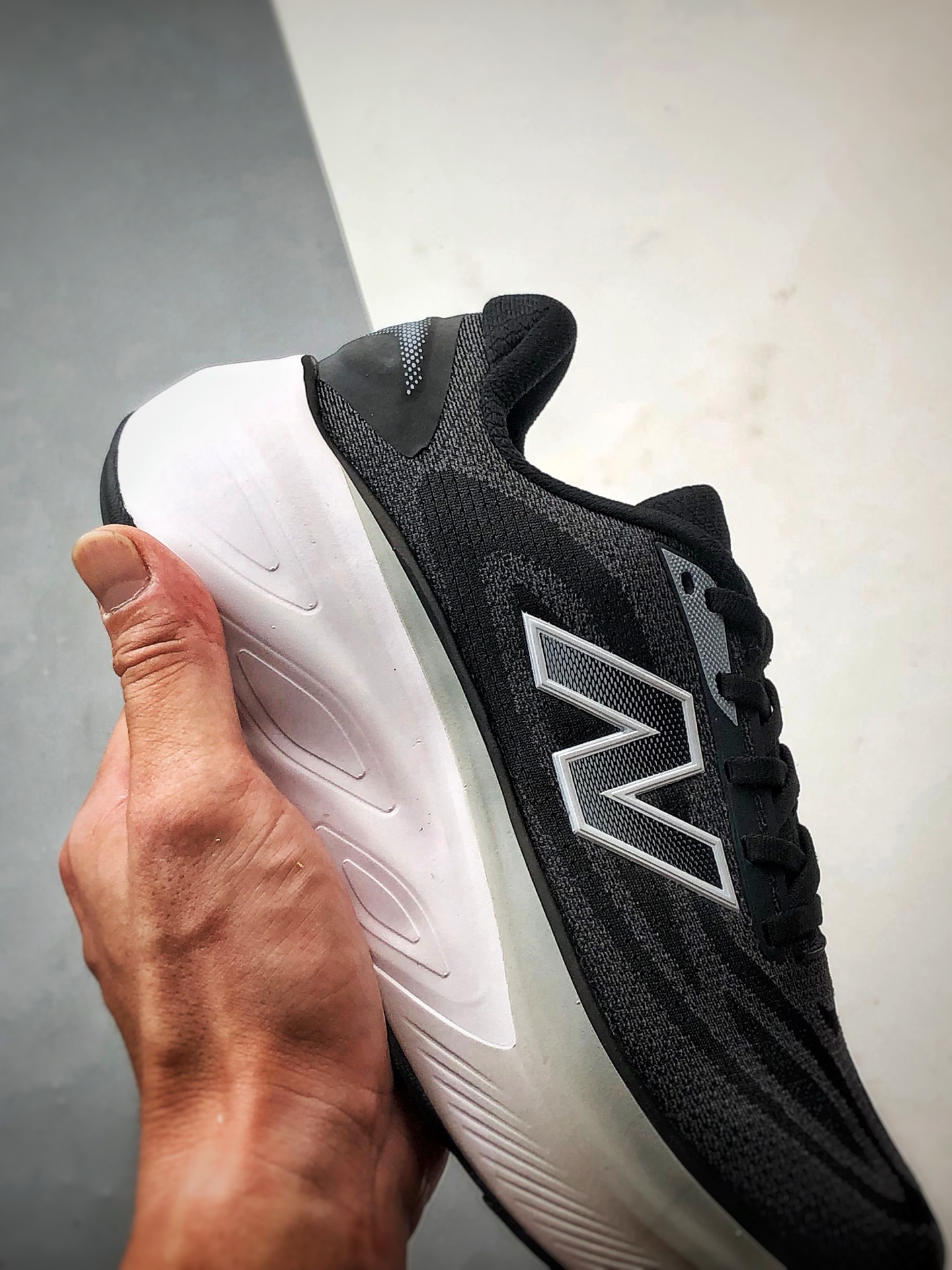 190 New Balance Fresh Foam X More v6 黑白 厚底网布织物减震舒适越野跑步鞋 MMORXA6
