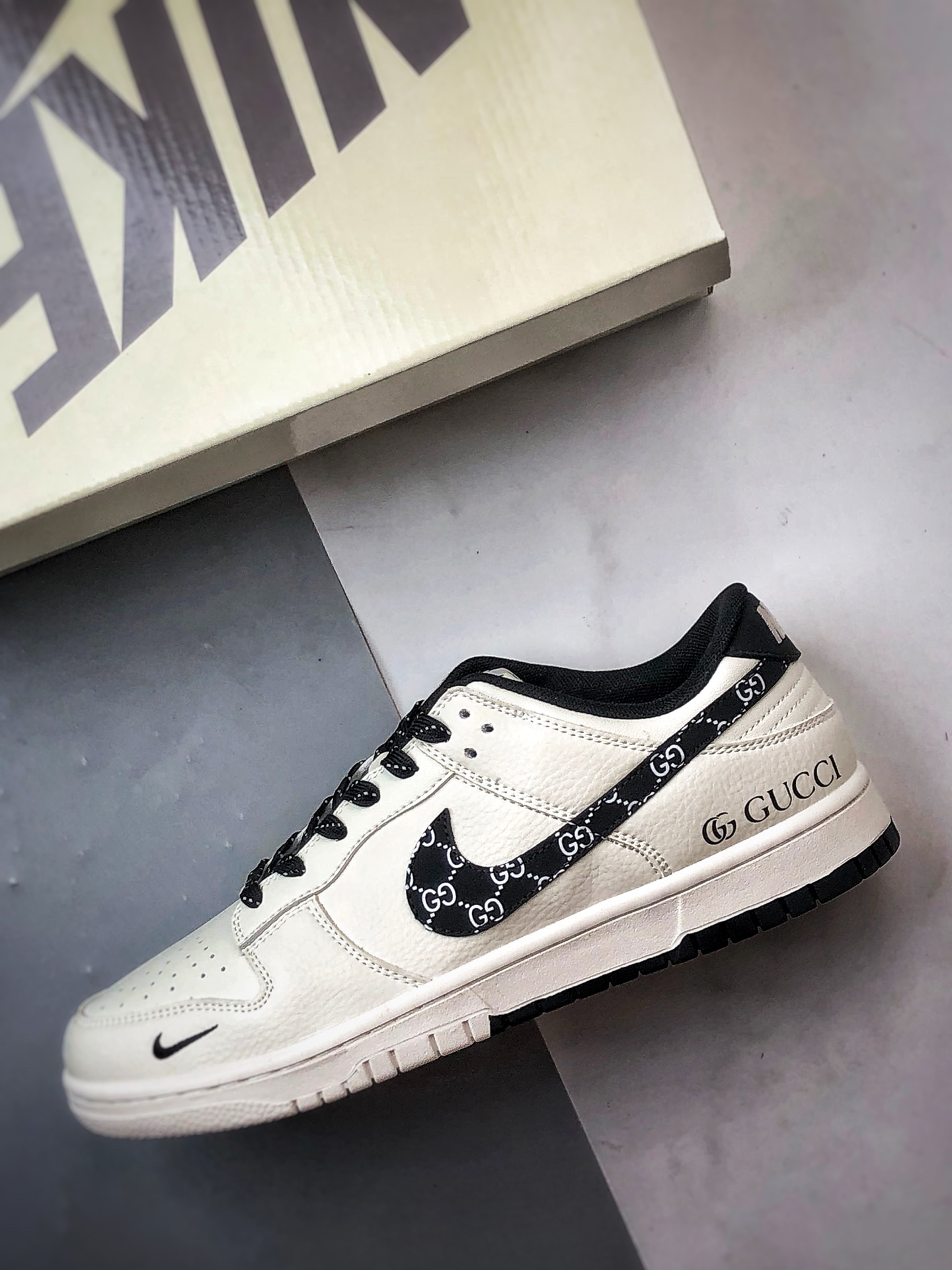 NK Dunk Low Retro ”DIY高端定制” 古驰白色印花黑钩 低帮休闲运动板鞋 XD6188-048