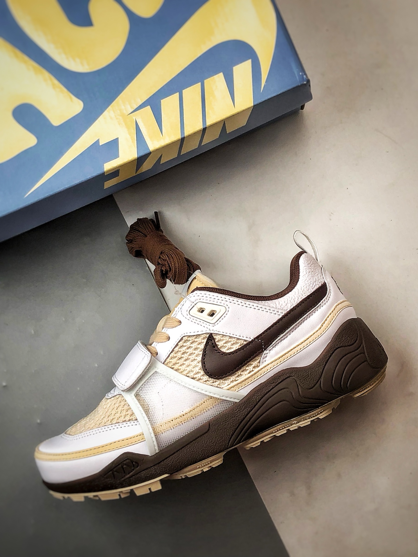 Travis Scott x NK Zoom Field Jaxx ”White/Light Chocolate” 联名款米白摩卡棕 HQ3073-100