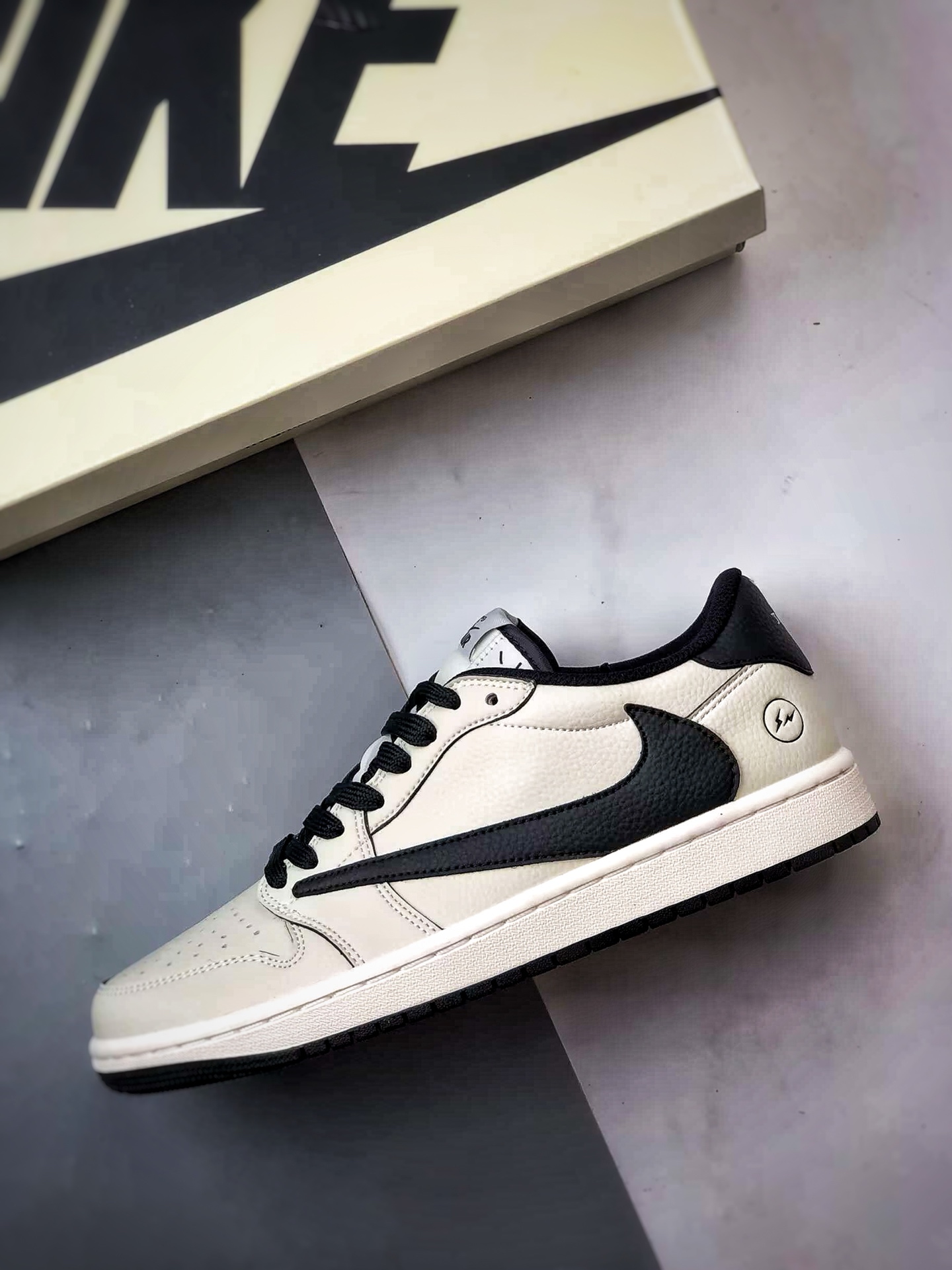 Air Jordan 1 Low OG ”高端定制” 闪电米白黑倒钩 LK1099-061