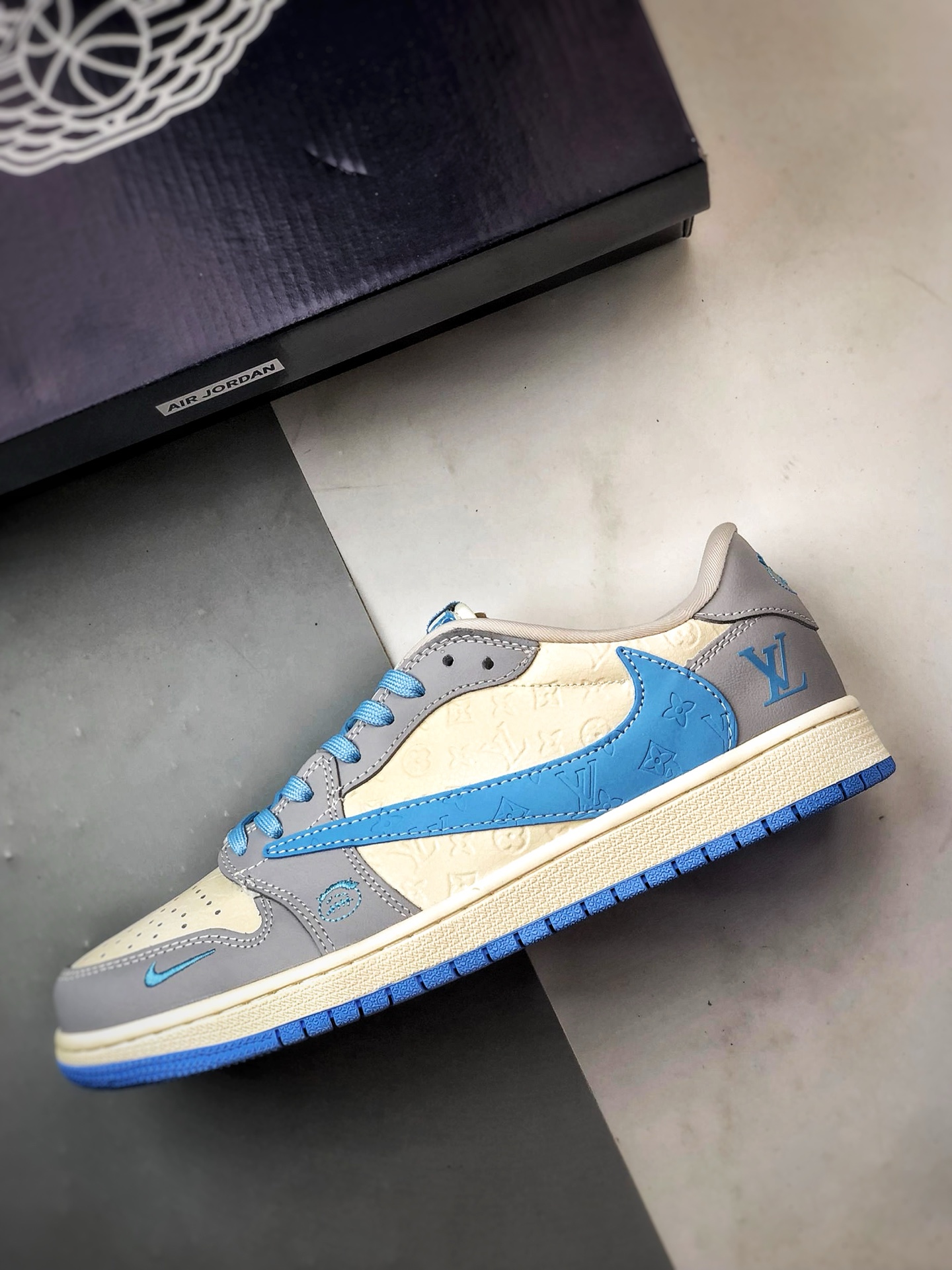 Air Jordan 1 Low OG ”高端定制” LV压花白灰蓝倒钩 XS2024-059