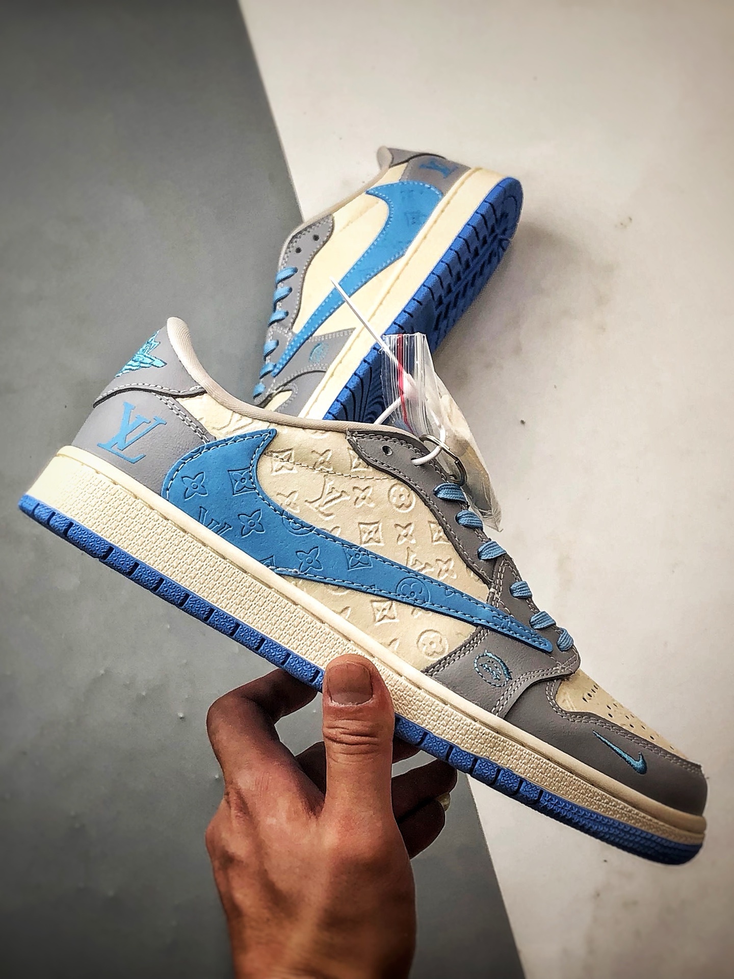Air Jordan 1 Low OG ”高端定制” LV压花白灰蓝倒钩 XS2024-059