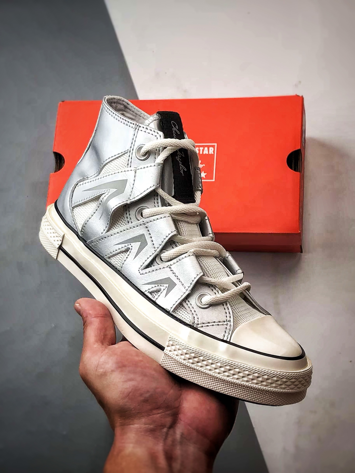 💰140 得无官方订单 【CON】 Converse Chuck 1970s 未来银 匡威官方新款 百搭舒适高帮板鞋 银白光泽邂逅潮流型格，尽显独特魅力。低帮款简约随性，日常搭配轻松出彩；高帮款酷感升级，包裹脚踝更具街头范。鞋面材质拼接精巧，线条利落，经典橡胶鞋底，复古韵味与舒适脚感兼具，无论是漫步街头还是活力出街，都能助你成为焦点。 货号：A15187C 尺码：35-44（36.5 37.5 39.5 41.5 42.5） 编码#A-A95761