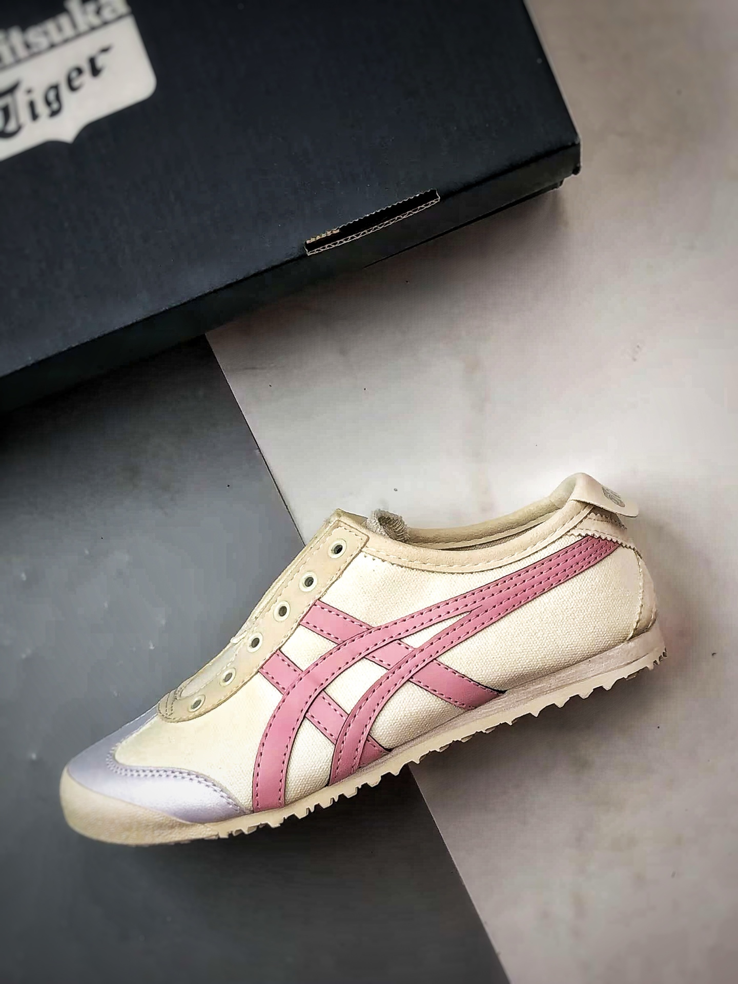 Asics 鬼冢虎 Mexico 66 帆布米白粉 1183A360-205-莆田鞋,莆田鞋货源,高仿鞋,高仿鞋货源,安福档口,莆田高仿鞋,莆田鞋批发,高仿鞋批发,莆田高仿运动鞋,高仿运动鞋,莆田运动鞋 Asics 鬼冢虎 Mexico 66 帆布米白粉 1183A360-205