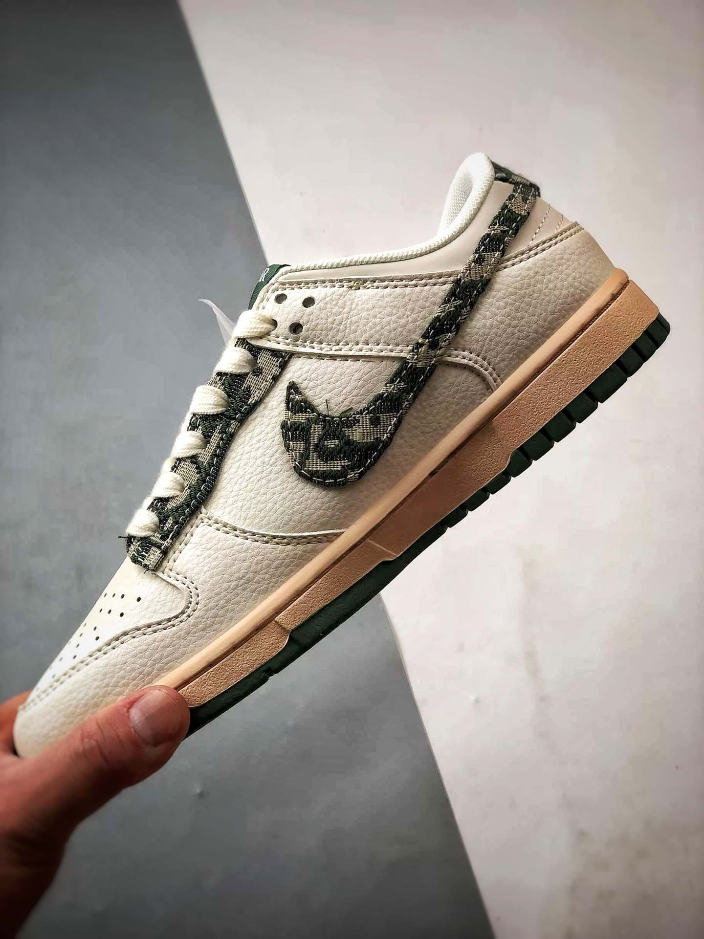 NK Dunk Low Retro ”DIY高端定制” 迪奥米白绿牛仔花纹 低帮休闲运动板鞋 FC1688-226-莆田鞋,莆田鞋货源,高仿鞋,高仿鞋货源,安福档口,莆田高仿鞋,莆田鞋批发,高仿鞋批发,莆田高仿运动鞋,高仿运动鞋,莆田运动鞋 NK Dunk Low Retro ”DIY高端定制” 迪奥米白绿牛仔花纹 低帮休闲运动板鞋 FC1688-226