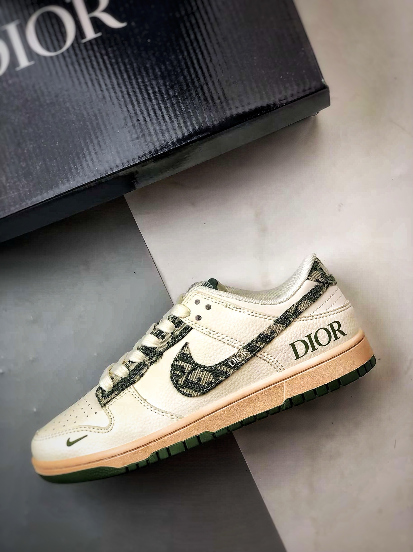 NK Dunk Low Retro ”DIY高端定制” 迪奥米白绿牛仔花纹 低帮休闲运动板鞋 FC1688-226-莆田鞋,莆田鞋货源,高仿鞋,高仿鞋货源,安福档口,莆田高仿鞋,莆田鞋批发,高仿鞋批发,莆田高仿运动鞋,高仿运动鞋,莆田运动鞋 NK Dunk Low Retro ”DIY高端定制” 迪奥米白绿牛仔花纹 低帮休闲运动板鞋 FC1688-226