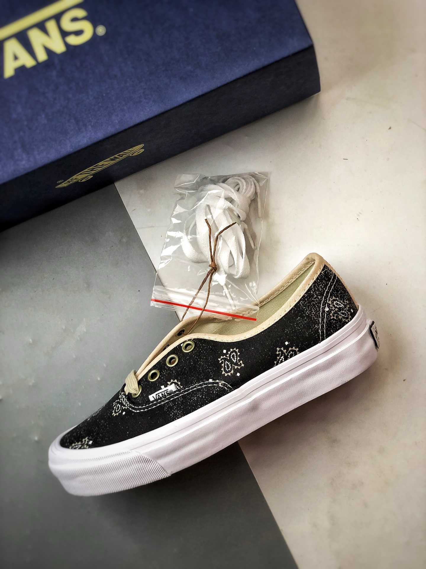 Vans Authentic 44 腰果花 VN000D5KESB1-莆田鞋,莆田鞋货源,高仿鞋,高仿鞋货源,安福档口,莆田高仿鞋,莆田鞋批发,高仿鞋批发,莆田高仿运动鞋,高仿运动鞋,莆田运动鞋 Vans Authentic 44 腰果花 VN000D5KESB1