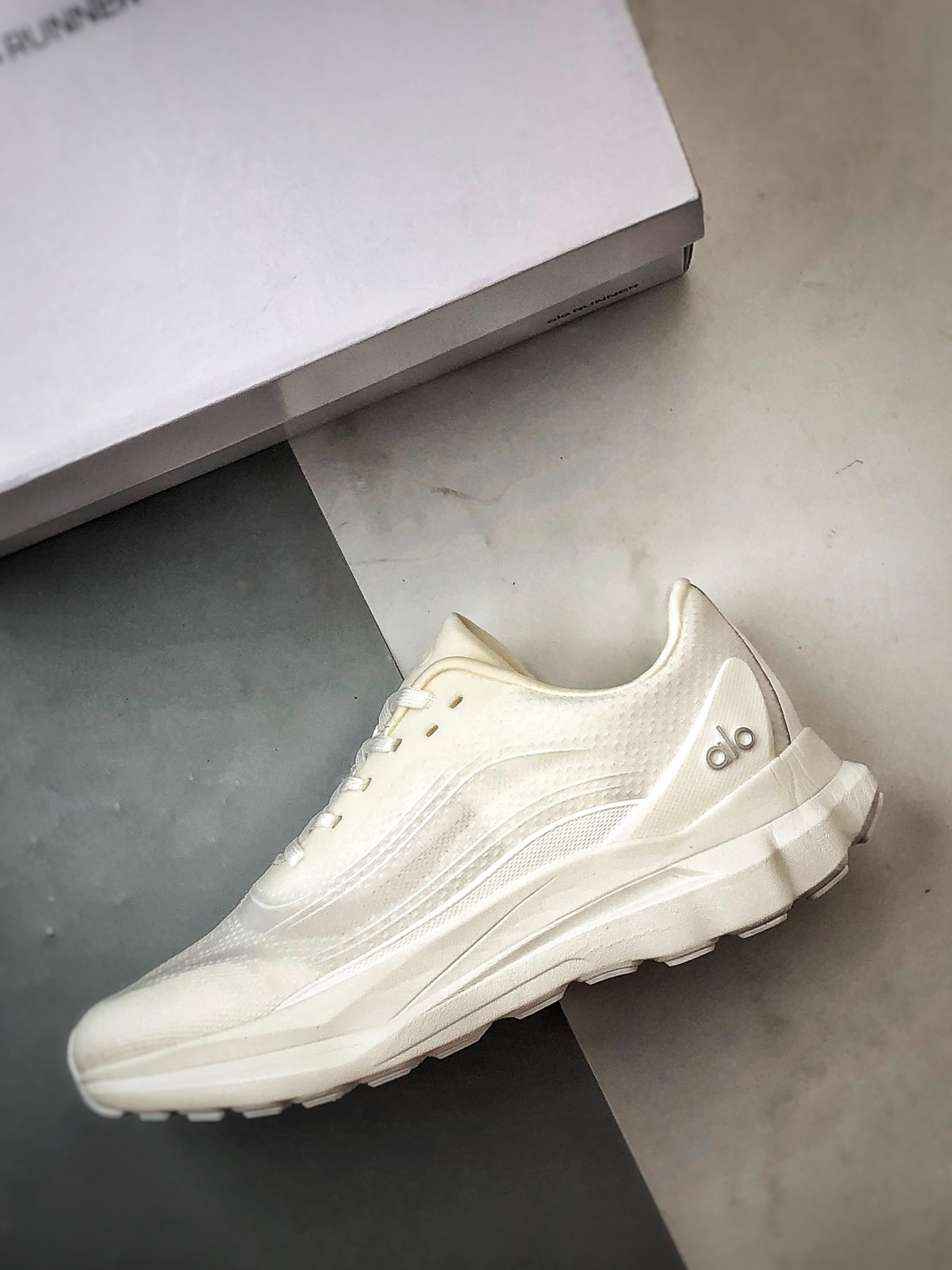 alo yoga Alo Runner 白色 舒适百搭透气低帮跑步鞋-Chinese UA Cheap High Quatity Brand Clothes Bags handbags Sneakers wholesale wholesaler seller from China Factory suppliers Fashion Clothing Shoes best Quality Beautiful Price alo yoga Alo Runner 白色 舒适百搭透气低帮跑步鞋