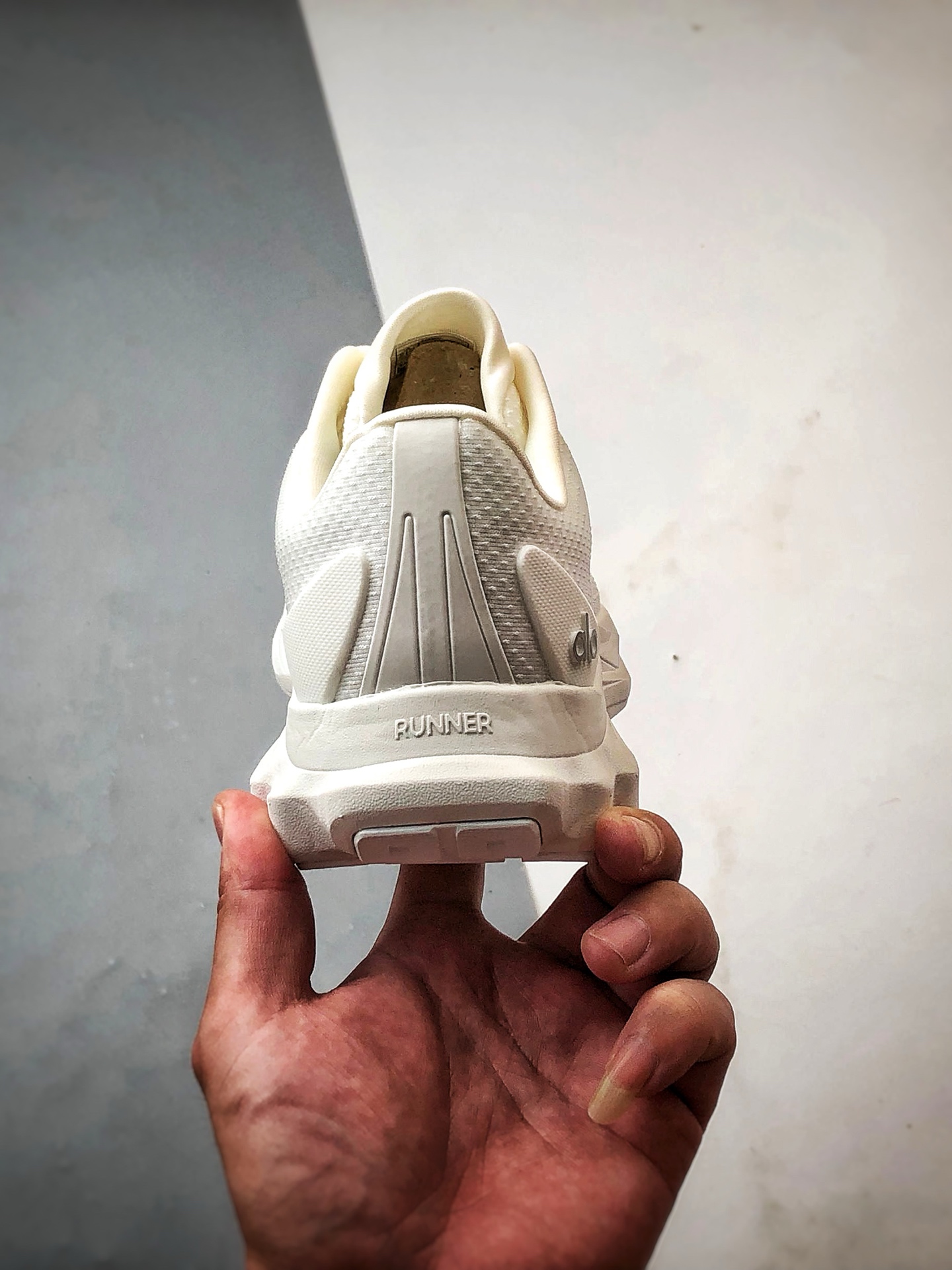 alo yoga Alo Runner 白色 舒适百搭透气低帮跑步鞋-Chinese UA Cheap High Quatity Brand Clothes Bags handbags Sneakers wholesale wholesaler seller from China Factory suppliers Fashion Clothing Shoes best Quality Beautiful Price alo yoga Alo Runner 白色 舒适百搭透气低帮跑步鞋