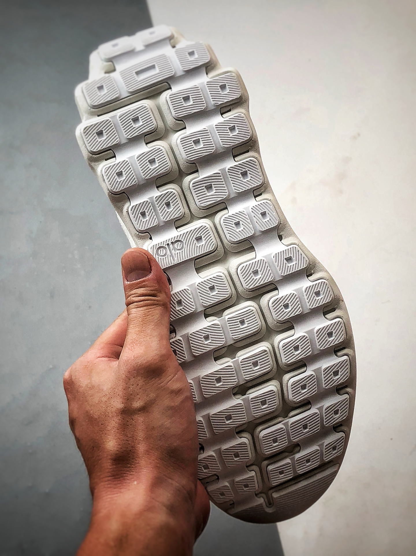 alo yoga Alo Runner 白色 舒适百搭透气低帮跑步鞋-Chinese UA Cheap High Quatity Brand Clothes Bags handbags Sneakers wholesale wholesaler seller from China Factory suppliers Fashion Clothing Shoes best Quality Beautiful Price alo yoga Alo Runner 白色 舒适百搭透气低帮跑步鞋