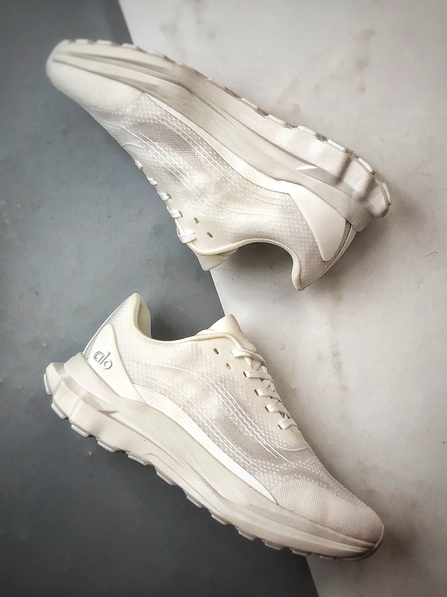 alo yoga Alo Runner 白色 舒适百搭透气低帮跑步鞋-Chinese UA Cheap High Quatity Brand Clothes Bags handbags Sneakers wholesale wholesaler seller from China Factory suppliers Fashion Clothing Shoes best Quality Beautiful Price alo yoga Alo Runner 白色 舒适百搭透气低帮跑步鞋