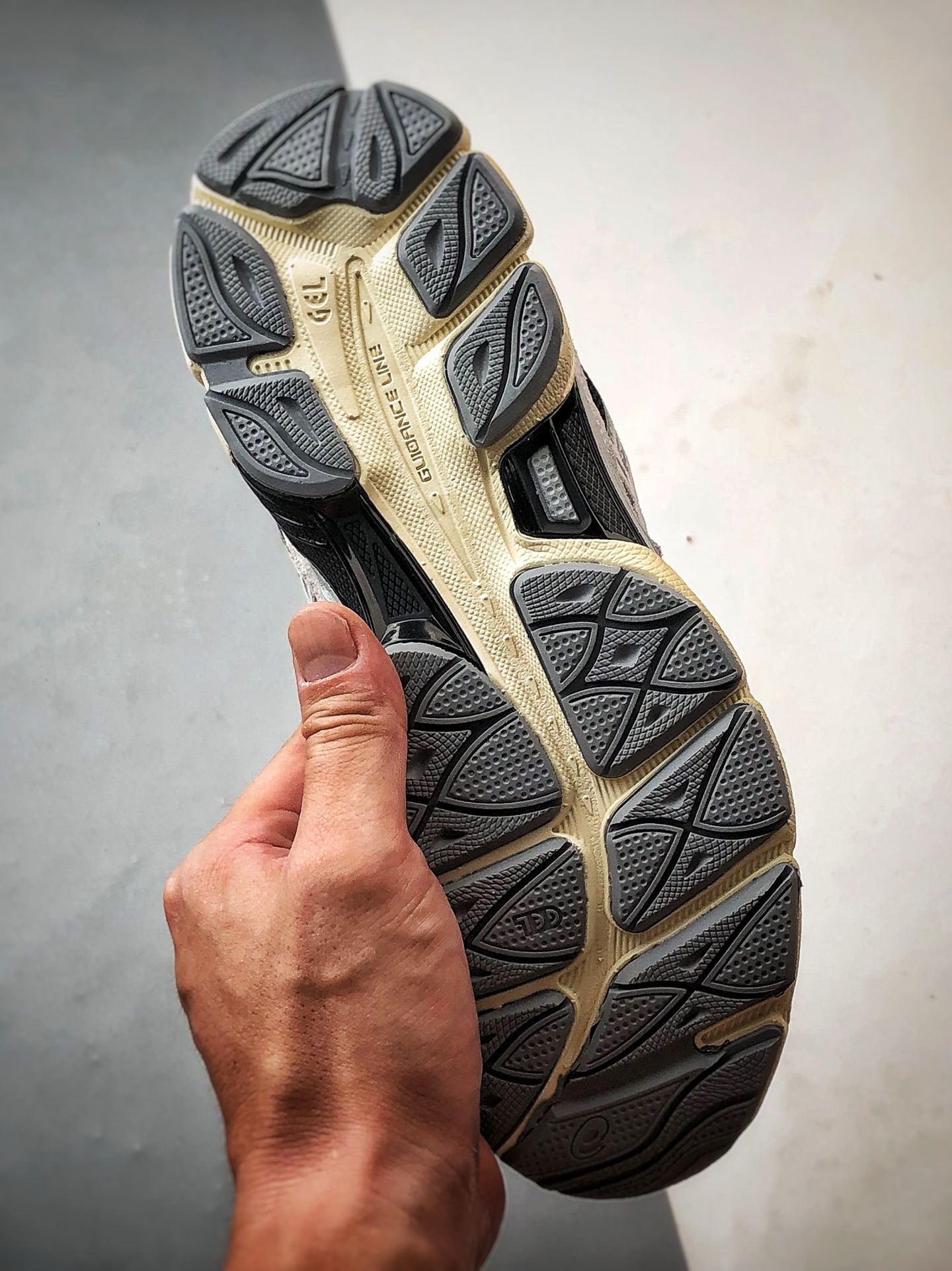 Asics Gel-NYC 复古单品 浅灰黑 亚瑟士新款厚底街头运动休闲鞋-莆田鞋,莆田鞋货源,高仿鞋,高仿鞋货源,安福档口,莆田高仿鞋,莆田鞋批发,高仿鞋批发,莆田高仿运动鞋,高仿运动鞋,莆田运动鞋 Asics Gel-NYC 复古单品 浅灰黑 亚瑟士新款厚底街头运动休闲鞋