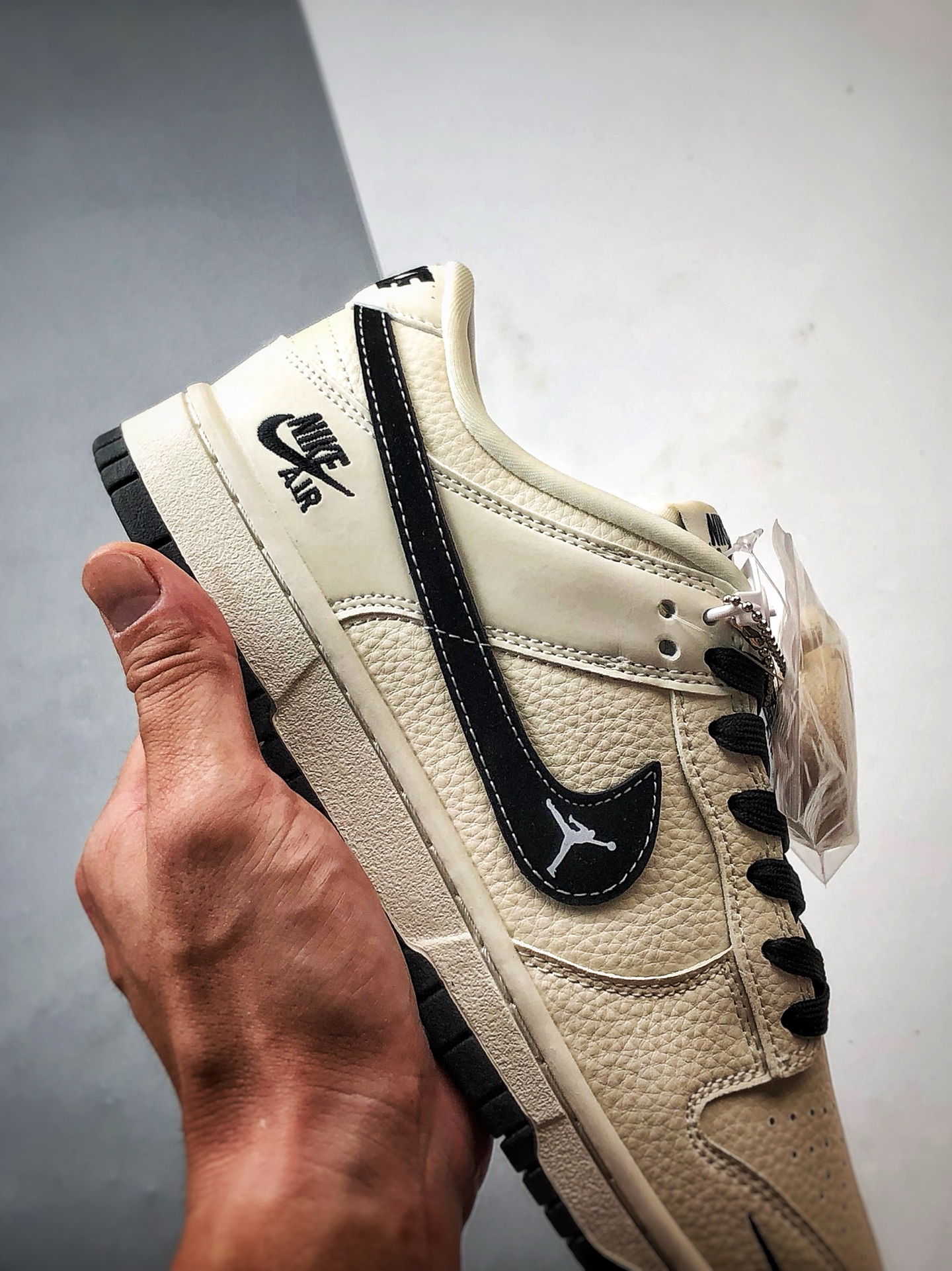 NK Dunk Low Retro ”DIY高端定制” 飞人米白黑 低帮休闲运动板鞋 LW1818-118-莆田鞋,莆田鞋货源,高仿鞋,高仿鞋货源,安福档口,莆田高仿鞋,莆田鞋批发,高仿鞋批发,莆田高仿运动鞋,高仿运动鞋,莆田运动鞋 NK Dunk Low Retro ”DIY高端定制” 飞人米白黑 低帮休闲运动板鞋 LW1818-118