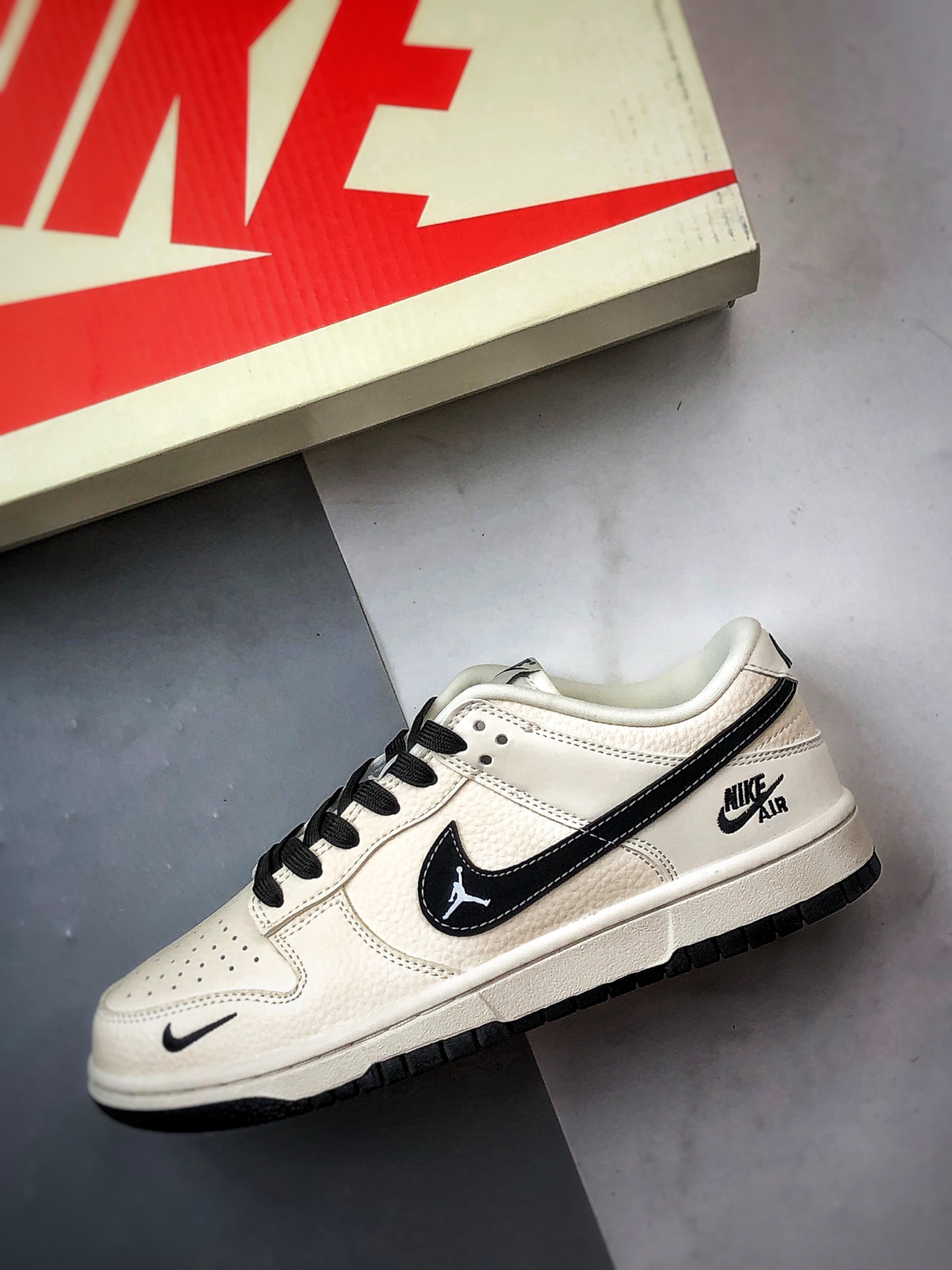 NK Dunk Low Retro ”DIY高端定制” 飞人米白黑 低帮休闲运动板鞋 LW1818-118-莆田鞋,莆田鞋货源,高仿鞋,高仿鞋货源,安福档口,莆田高仿鞋,莆田鞋批发,高仿鞋批发,莆田高仿运动鞋,高仿运动鞋,莆田运动鞋 NK Dunk Low Retro ”DIY高端定制” 飞人米白黑 低帮休闲运动板鞋 LW1818-118