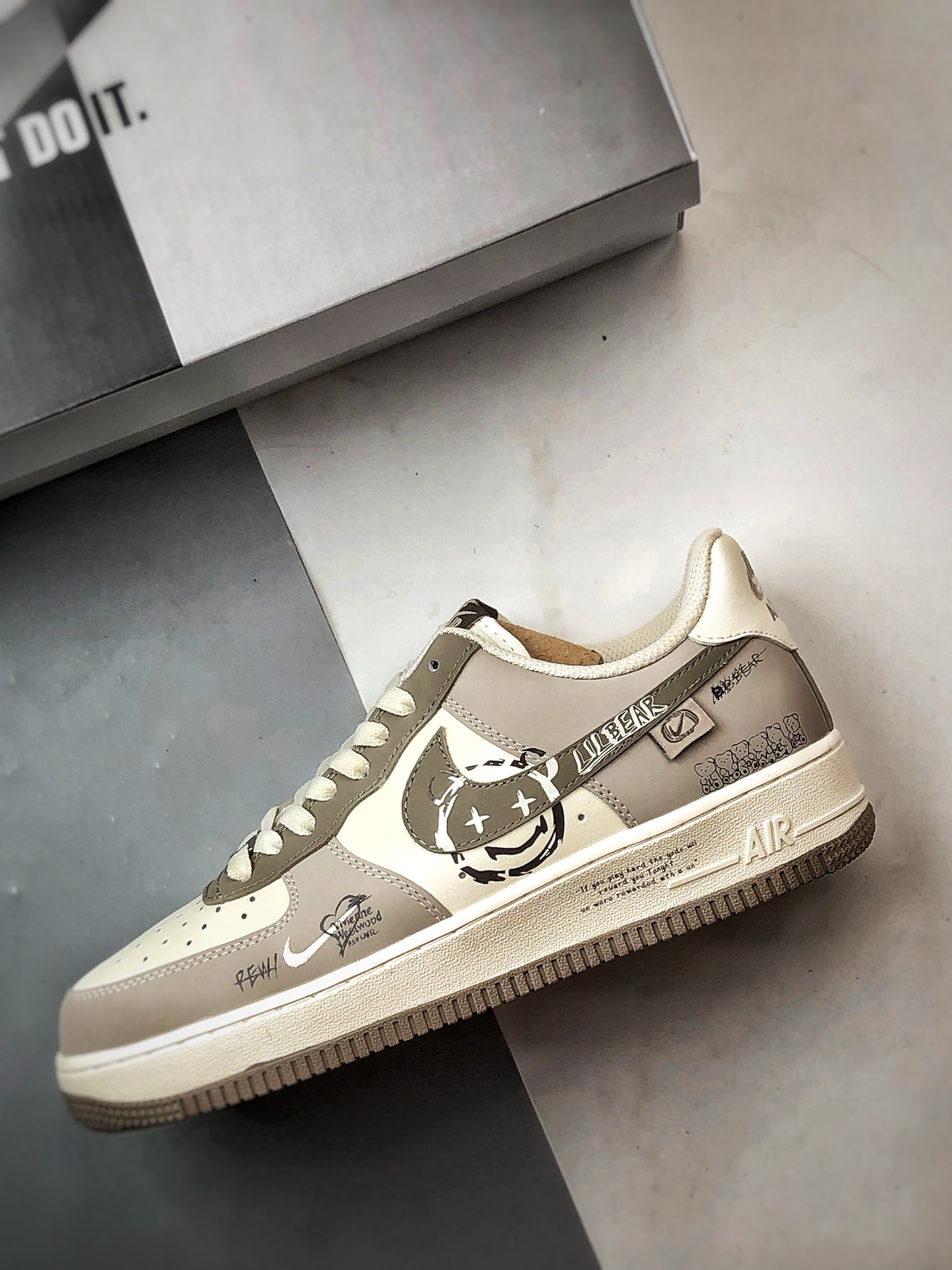 Air Force 1 '07 Low 笑脸熊印花 DB3301-881-莆田鞋,莆田鞋货源,高仿鞋,高仿鞋货源,安福档口,莆田高仿鞋,莆田鞋批发,高仿鞋批发,莆田高仿运动鞋,高仿运动鞋,莆田运动鞋 Air Force 1 '07 Low 笑脸熊印花 DB3301-881