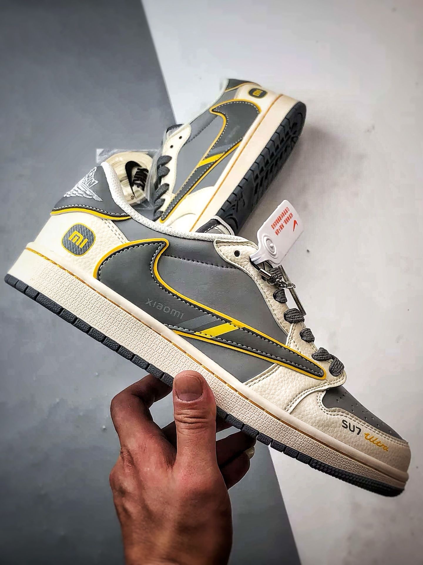 Air Jordan 1 Low OG ”高端定制” 小米su7米灰黄倒钩 XX3168-200-莆田鞋,莆田鞋货源,高仿鞋,高仿鞋货源,安福档口,莆田高仿鞋,莆田鞋批发,高仿鞋批发,莆田高仿运动鞋,高仿运动鞋,莆田运动鞋 Air Jordan 1 Low OG ”高端定制” 小米su7米灰黄倒钩 XX3168-200