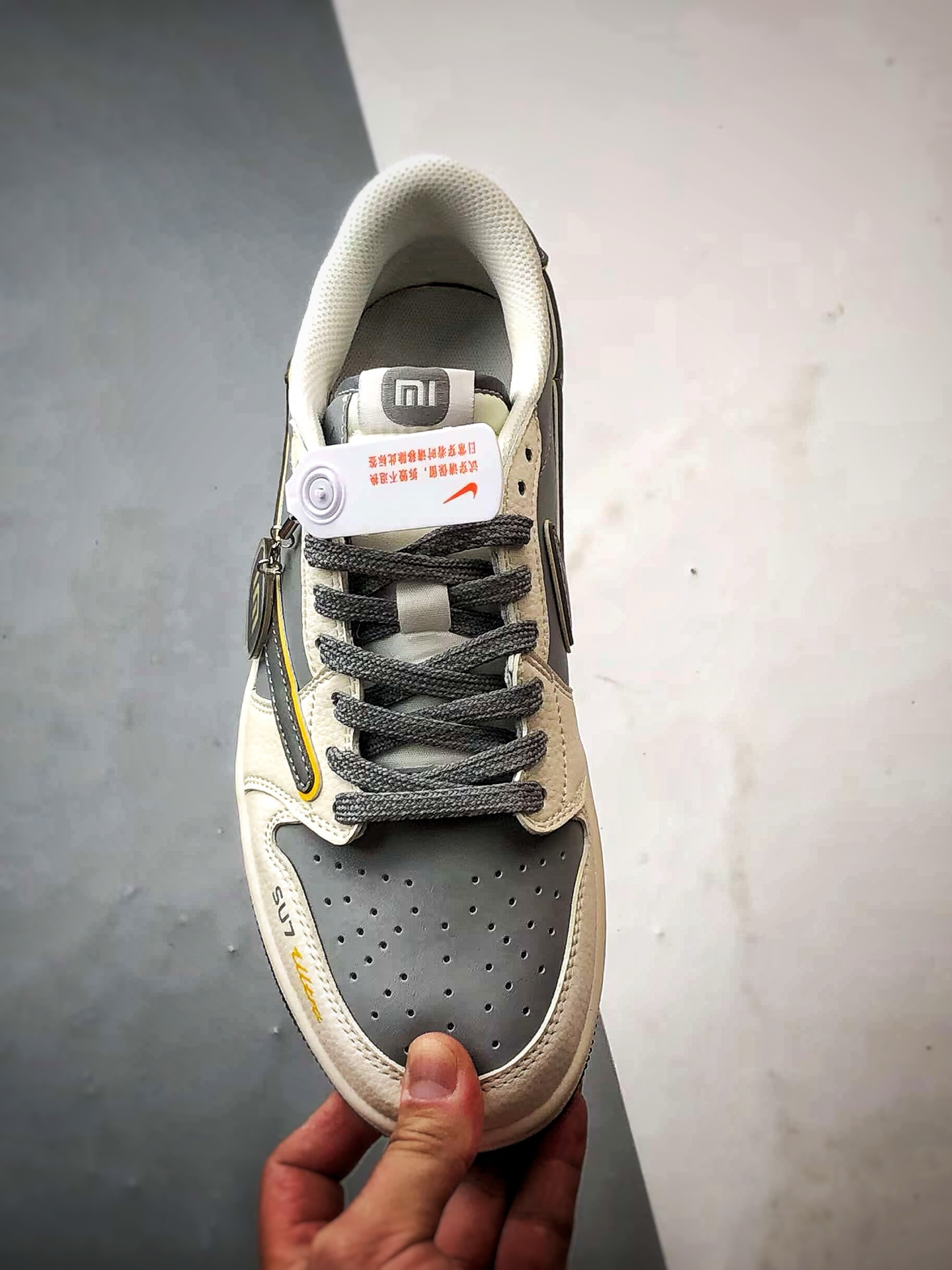 Air Jordan 1 Low OG ”高端定制” 小米su7米灰黄倒钩 XX3168-200-莆田鞋,莆田鞋货源,高仿鞋,高仿鞋货源,安福档口,莆田高仿鞋,莆田鞋批发,高仿鞋批发,莆田高仿运动鞋,高仿运动鞋,莆田运动鞋 Air Jordan 1 Low OG ”高端定制” 小米su7米灰黄倒钩 XX3168-200