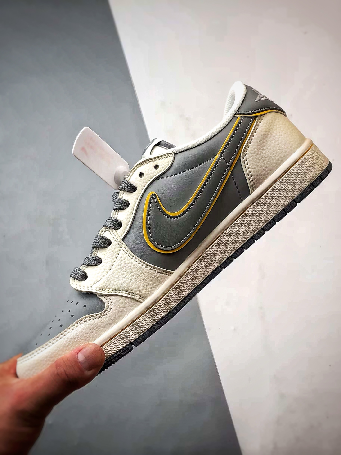 Air Jordan 1 Low OG ”高端定制” 小米su7米灰黄倒钩 XX3168-200-莆田鞋,莆田鞋货源,高仿鞋,高仿鞋货源,安福档口,莆田高仿鞋,莆田鞋批发,高仿鞋批发,莆田高仿运动鞋,高仿运动鞋,莆田运动鞋 Air Jordan 1 Low OG ”高端定制” 小米su7米灰黄倒钩 XX3168-200