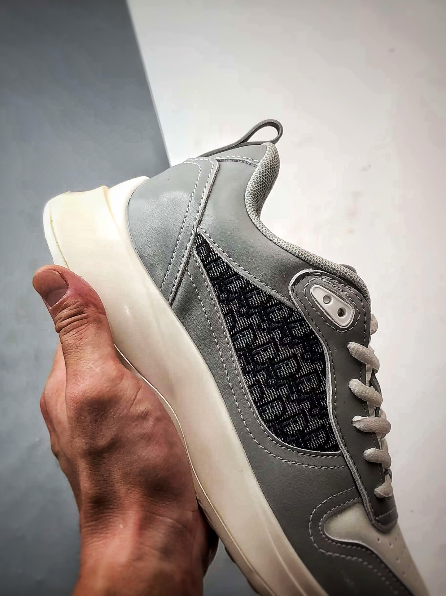 Dior/迪奥 B25 Oblique Runner Sneaker 白灰 老爹风系带低帮透气休闲运动慢跑鞋-Chinese UA Cheap High Quatity Brand Clothes Bags handbags Sneakers wholesale wholesaler seller from China Factory suppliers Fashion Clothing Shoes best Quality Beautiful Price Dior/迪奥 B25 Oblique Runner Sneaker 白灰 老爹风系带低帮透气休闲运动慢跑鞋