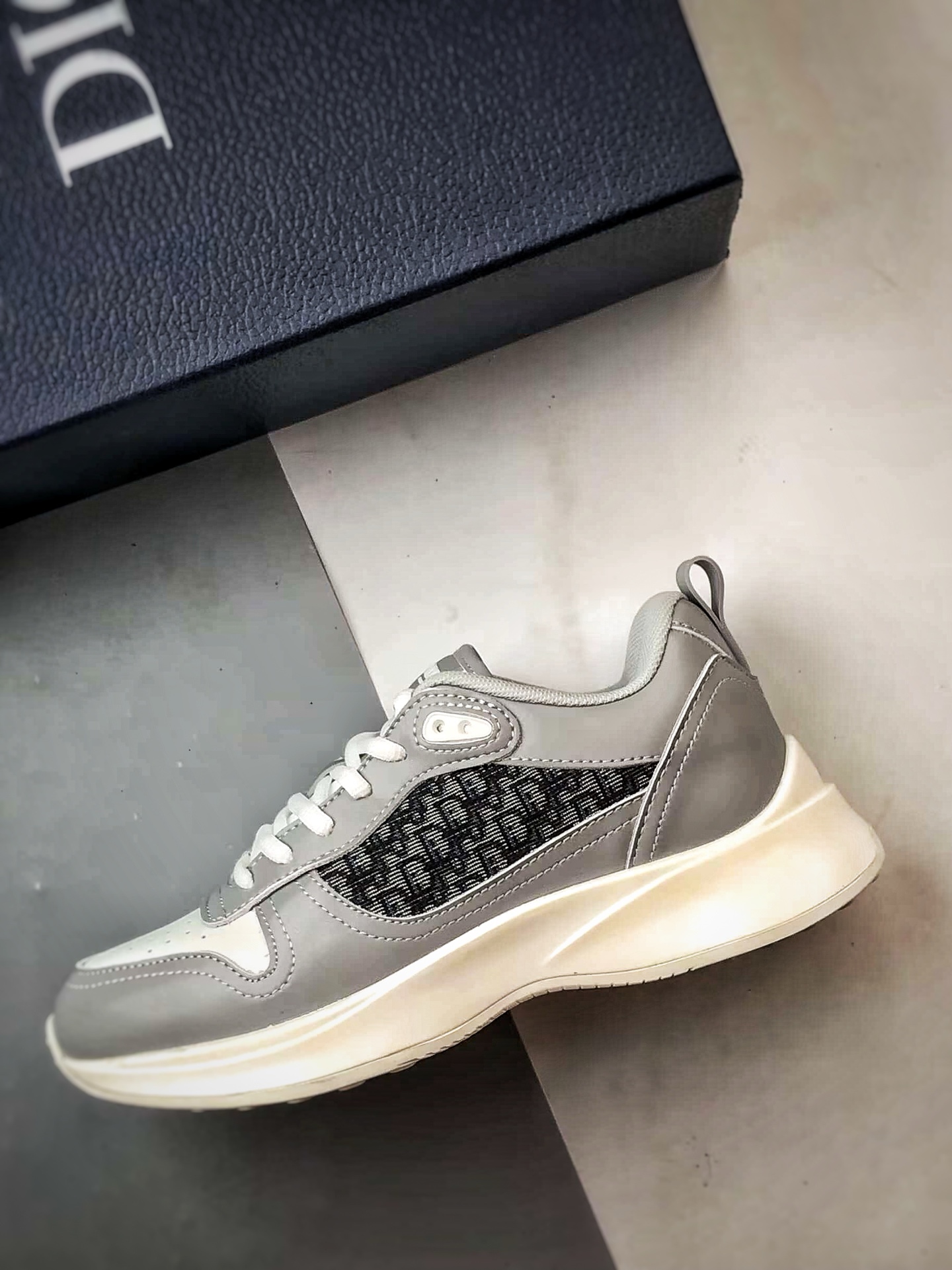 Dior/迪奥 B25 Oblique Runner Sneaker 白灰 老爹风系带低帮透气休闲运动慢跑鞋-Chinese UA Cheap High Quatity Brand Clothes Bags handbags Sneakers wholesale wholesaler seller from China Factory suppliers Fashion Clothing Shoes best Quality Beautiful Price Dior/迪奥 B25 Oblique Runner Sneaker 白灰 老爹风系带低帮透气休闲运动慢跑鞋