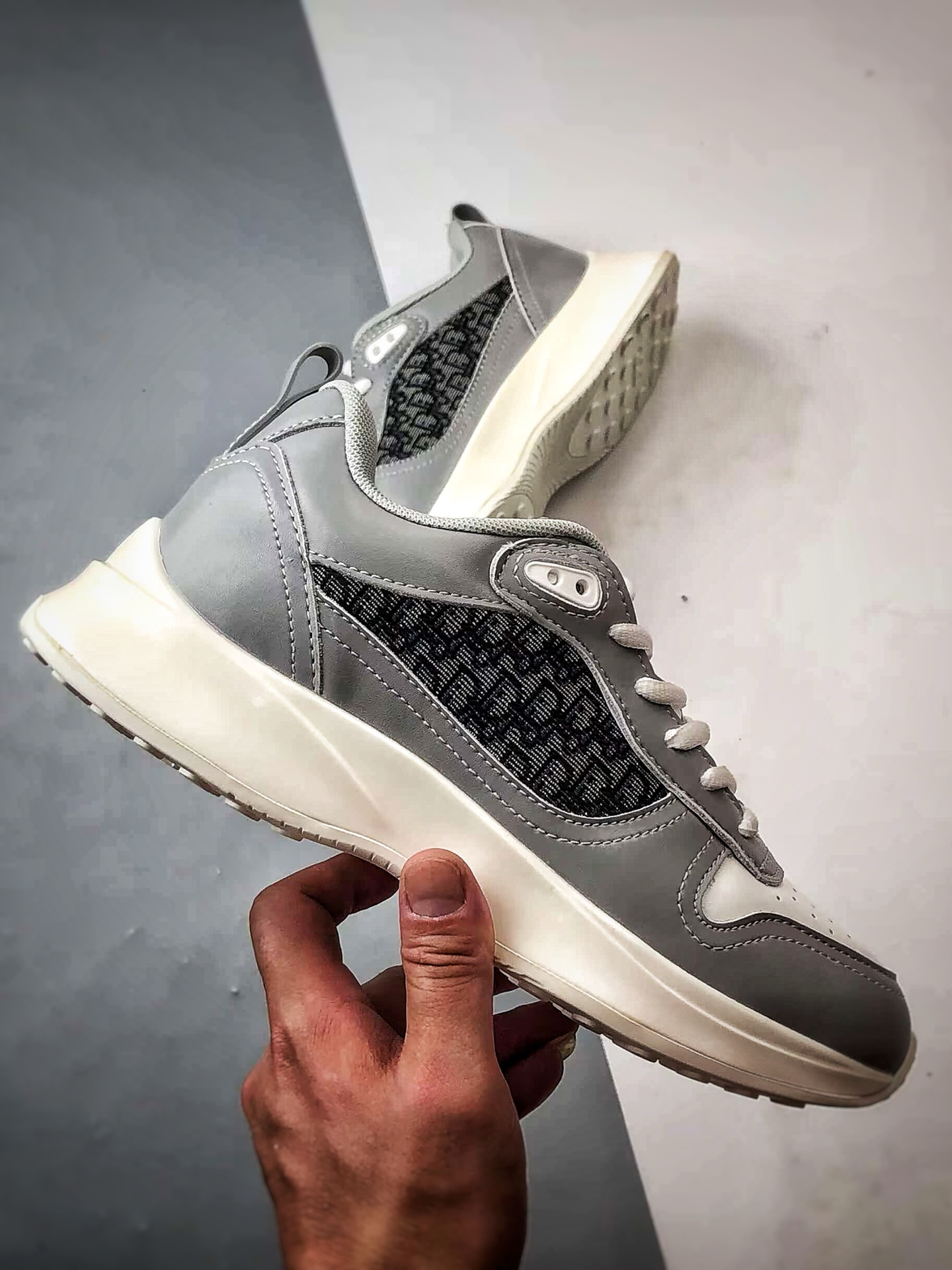 Dior/迪奥 B25 Oblique Runner Sneaker 白灰 老爹风系带低帮透气休闲运动慢跑鞋-Chinese UA Cheap High Quatity Brand Clothes Bags handbags Sneakers wholesale wholesaler seller from China Factory suppliers Fashion Clothing Shoes best Quality Beautiful Price Dior/迪奥 B25 Oblique Runner Sneaker 白灰 老爹风系带低帮透气休闲运动慢跑鞋