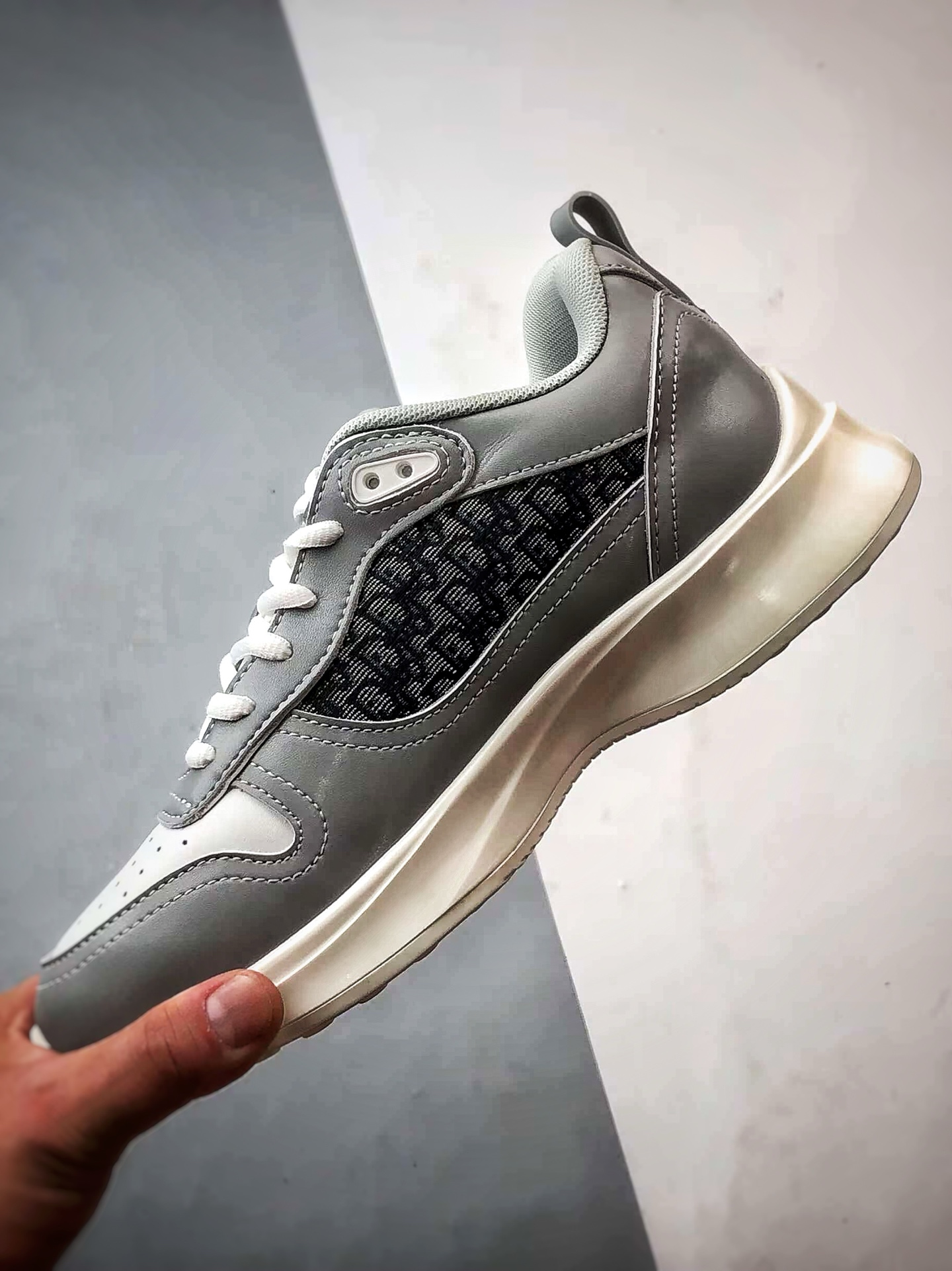 Dior/迪奥 B25 Oblique Runner Sneaker 白灰 老爹风系带低帮透气休闲运动慢跑鞋-Chinese UA Cheap High Quatity Brand Clothes Bags handbags Sneakers wholesale wholesaler seller from China Factory suppliers Fashion Clothing Shoes best Quality Beautiful Price Dior/迪奥 B25 Oblique Runner Sneaker 白灰 老爹风系带低帮透气休闲运动慢跑鞋