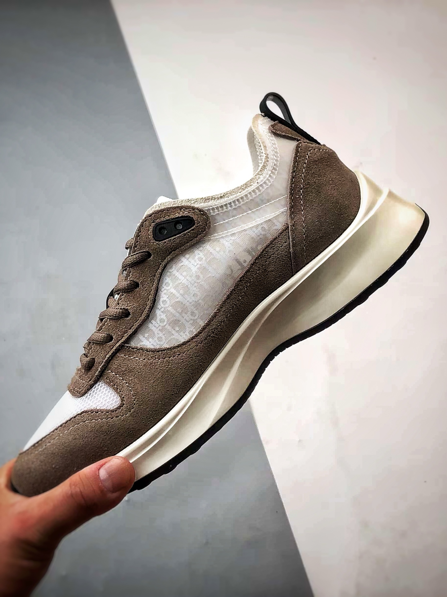 Dior/迪奥 B25 Oblique Runner Sneaker 棕色 老爹风系带低帮透气休闲运动慢跑鞋-Chinese UA Cheap High Quatity Brand Clothes Bags handbags Sneakers wholesale wholesaler seller from China Factory suppliers Fashion Clothing Shoes best Quality Beautiful Price Dior/迪奥 B25 Oblique Runner Sneaker 棕色 老爹风系带低帮透气休闲运动慢跑鞋