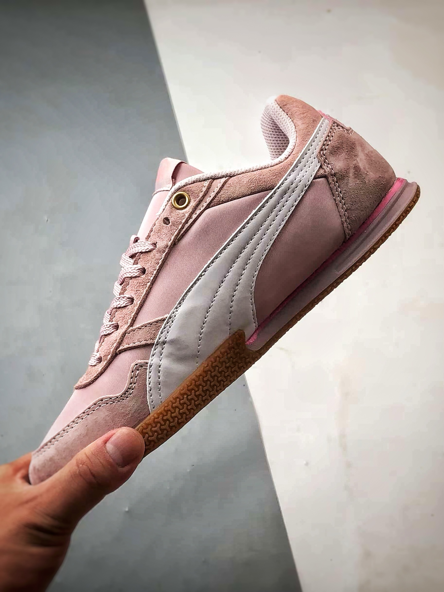 190 Puma Bella Donna Nylon 粉白 唐娜尼龙薄底复古运动休闲鞋 402554-03-Chinese UA Cheap High Quatity Brand Clothes Bags handbags Sneakers wholesale wholesaler seller from China Factory suppliers Fashion Clothing Shoes best Quality Beautiful Price 190 Puma Bella Donna Nylon 粉白 唐娜尼龙薄底复古运动休闲鞋 402554-03