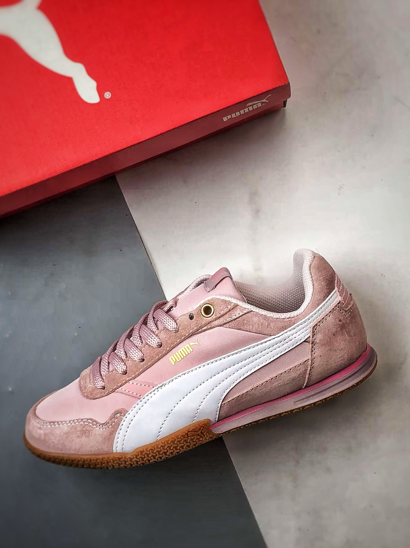 190 Puma Bella Donna Nylon 粉白 唐娜尼龙薄底复古运动休闲鞋 402554-03-Chinese UA Cheap High Quatity Brand Clothes Bags handbags Sneakers wholesale wholesaler seller from China Factory suppliers Fashion Clothing Shoes best Quality Beautiful Price 190 Puma Bella Donna Nylon 粉白 唐娜尼龙薄底复古运动休闲鞋 402554-03