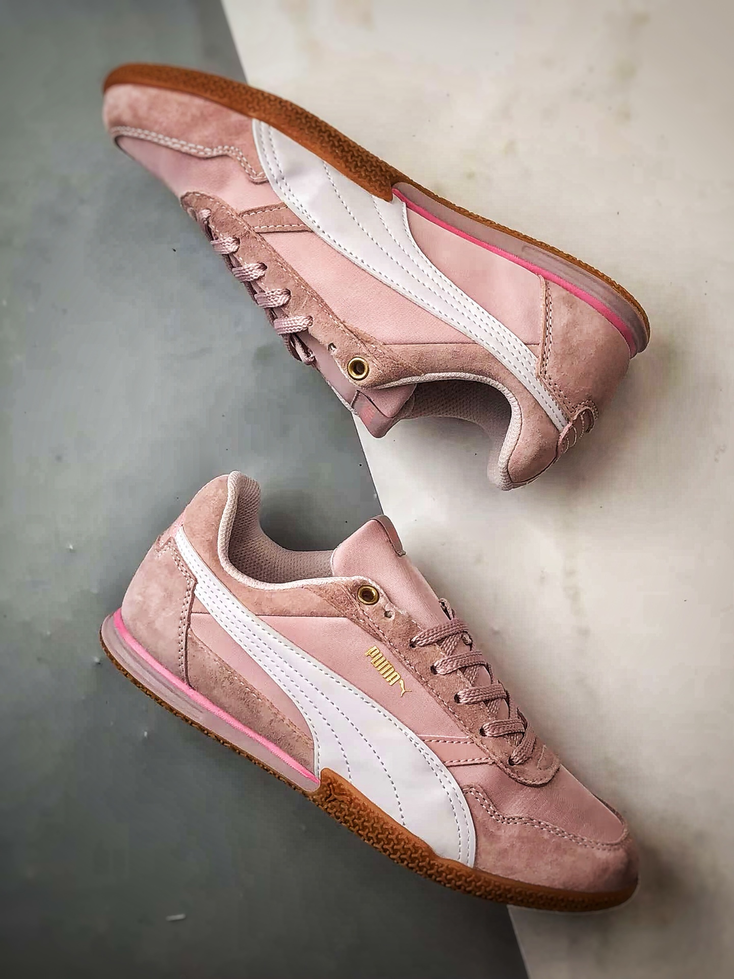 190 Puma Bella Donna Nylon 粉白 唐娜尼龙薄底复古运动休闲鞋 402554-03-Chinese UA Cheap High Quatity Brand Clothes Bags handbags Sneakers wholesale wholesaler seller from China Factory suppliers Fashion Clothing Shoes best Quality Beautiful Price 190 Puma Bella Donna Nylon 粉白 唐娜尼龙薄底复古运动休闲鞋 402554-03