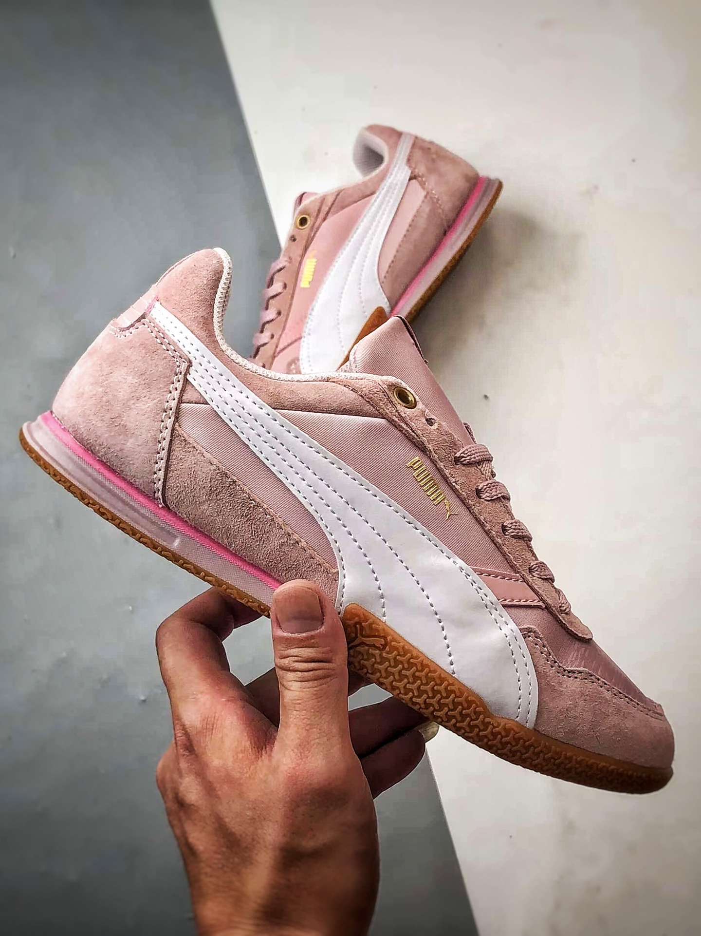 190 Puma Bella Donna Nylon 粉白 唐娜尼龙薄底复古运动休闲鞋 402554-03-Chinese UA Cheap High Quatity Brand Clothes Bags handbags Sneakers wholesale wholesaler seller from China Factory suppliers Fashion Clothing Shoes best Quality Beautiful Price 190 Puma Bella Donna Nylon 粉白 唐娜尼龙薄底复古运动休闲鞋 402554-03