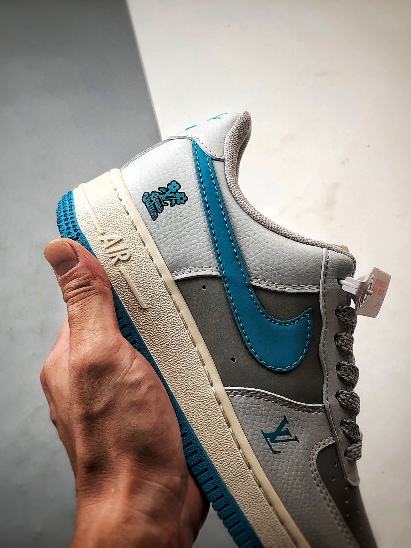 LV x Air Force 1 Low 灰蓝反光钩 JJ2508-704-莆田鞋,莆田鞋货源,高仿鞋,高仿鞋货源,安福档口,莆田高仿鞋,莆田鞋批发,高仿鞋批发,莆田高仿运动鞋,高仿运动鞋,莆田运动鞋 LV x Air Force 1 Low 灰蓝反光钩 JJ2508-704