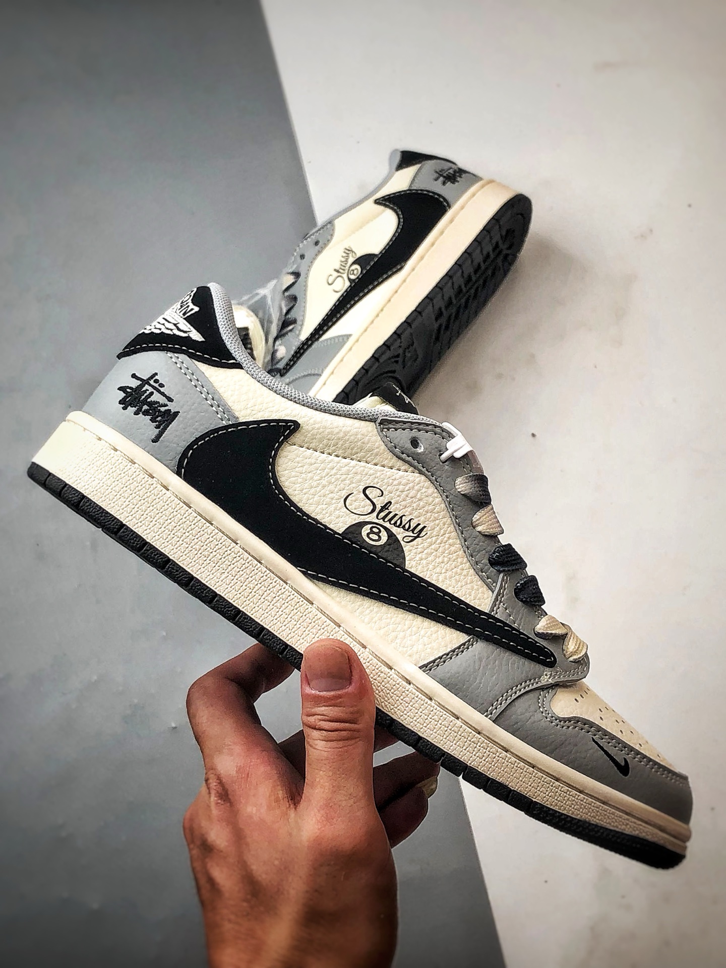 Air Jordan 1 Low ”高端定制” 斯图西黑8白灰黑倒钩 XS7089-601-莆田鞋,莆田鞋货源,高仿鞋,高仿鞋货源,安福档口,莆田高仿鞋,莆田鞋批发,高仿鞋批发,莆田高仿运动鞋,高仿运动鞋,莆田运动鞋 Air Jordan 1 Low ”高端定制” 斯图西黑8白灰黑倒钩 XS7089-601