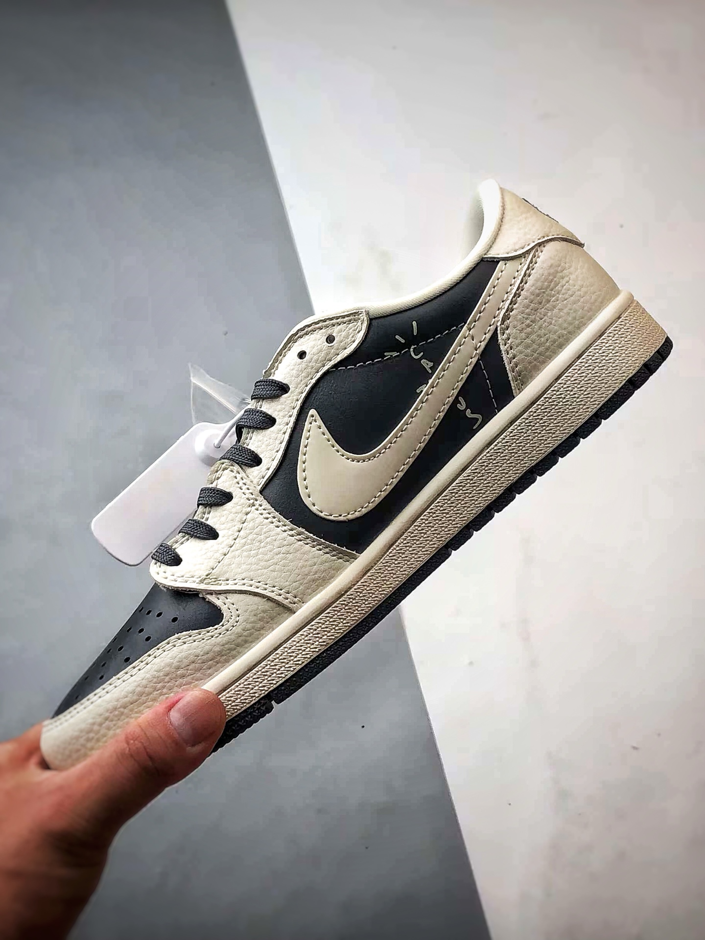 Air Jordan 1 Low ”高端定制” 巴黎印花米白深灰倒钩 LD2025-019-莆田鞋,莆田鞋货源,高仿鞋,高仿鞋货源,安福档口,莆田高仿鞋,莆田鞋批发,高仿鞋批发,莆田高仿运动鞋,高仿运动鞋,莆田运动鞋 Air Jordan 1 Low ”高端定制” 巴黎印花米白深灰倒钩 LD2025-019