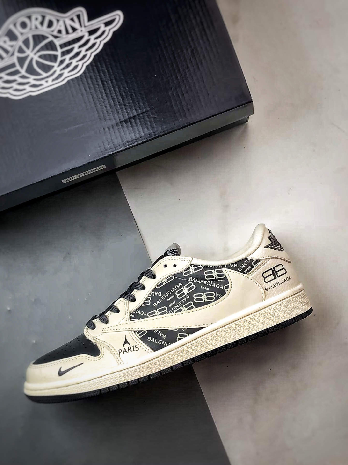 Air Jordan 1 Low ”高端定制” 巴黎印花米白深灰倒钩 LD2025-019-莆田鞋,莆田鞋货源,高仿鞋,高仿鞋货源,安福档口,莆田高仿鞋,莆田鞋批发,高仿鞋批发,莆田高仿运动鞋,高仿运动鞋,莆田运动鞋 Air Jordan 1 Low ”高端定制” 巴黎印花米白深灰倒钩 LD2025-019