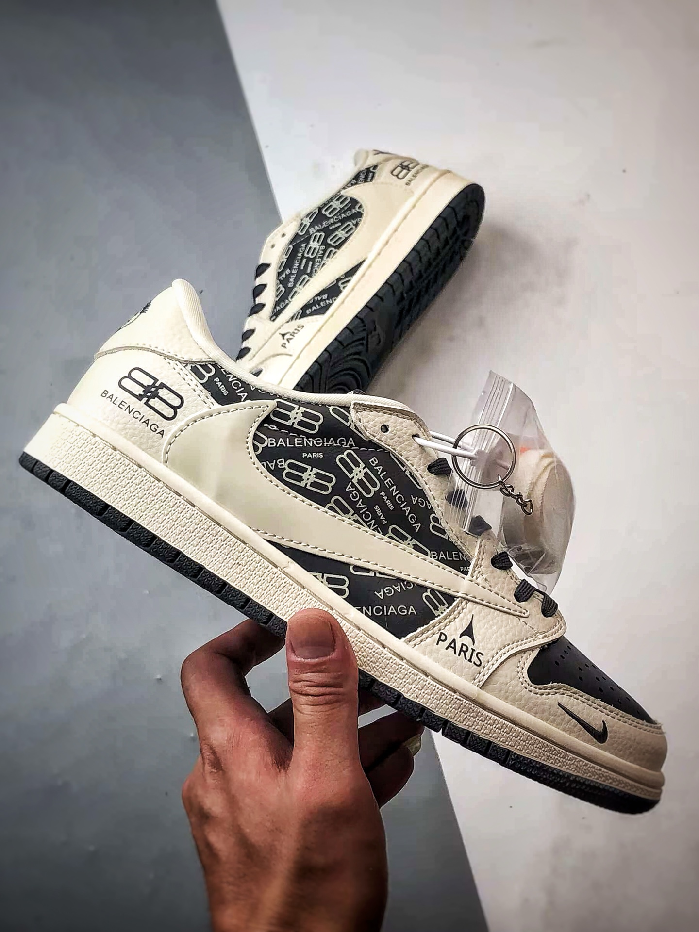 Air Jordan 1 Low ”高端定制” 巴黎印花米白深灰倒钩 LD2025-019-莆田鞋,莆田鞋货源,高仿鞋,高仿鞋货源,安福档口,莆田高仿鞋,莆田鞋批发,高仿鞋批发,莆田高仿运动鞋,高仿运动鞋,莆田运动鞋 Air Jordan 1 Low ”高端定制” 巴黎印花米白深灰倒钩 LD2025-019