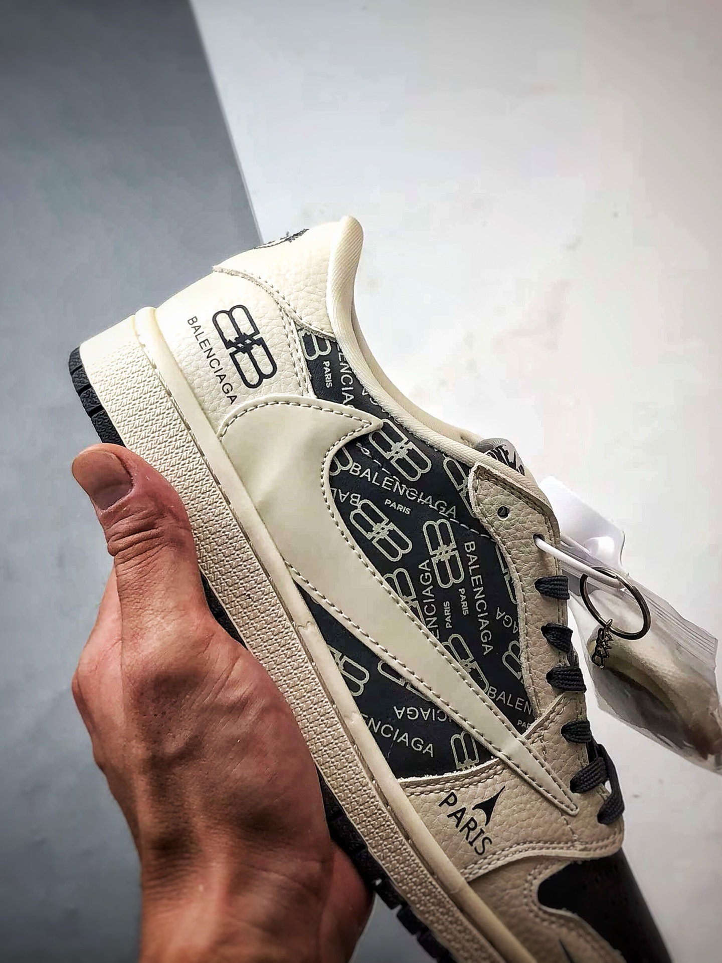 Air Jordan 1 Low ”高端定制” 巴黎印花米白深灰倒钩 LD2025-019-莆田鞋,莆田鞋货源,高仿鞋,高仿鞋货源,安福档口,莆田高仿鞋,莆田鞋批发,高仿鞋批发,莆田高仿运动鞋,高仿运动鞋,莆田运动鞋 Air Jordan 1 Low ”高端定制” 巴黎印花米白深灰倒钩 LD2025-019