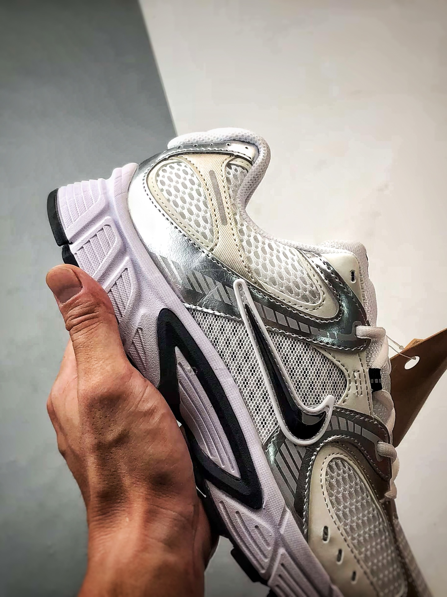 NK V5 RNR系列 白黑银 复古Y3K风格舒适百搭跑步鞋 HQ7901-107-莆田鞋,莆田鞋货源,高仿鞋,高仿鞋货源,安福档口,莆田高仿鞋,莆田鞋批发,高仿鞋批发,莆田高仿运动鞋,高仿运动鞋,莆田运动鞋 NK V5 RNR系列 白黑银 复古Y3K风格舒适百搭跑步鞋 HQ7901-107