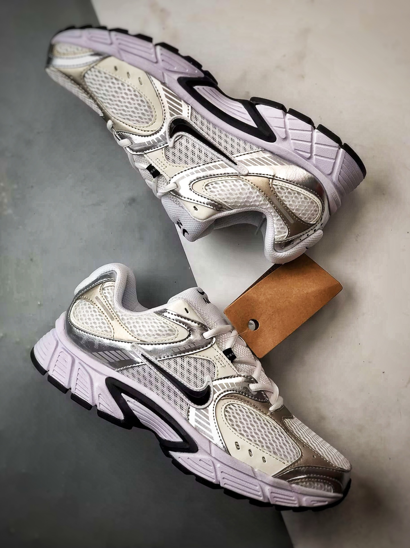 NK V5 RNR系列 白黑银 复古Y3K风格舒适百搭跑步鞋 HQ7901-107-莆田鞋,莆田鞋货源,高仿鞋,高仿鞋货源,安福档口,莆田高仿鞋,莆田鞋批发,高仿鞋批发,莆田高仿运动鞋,高仿运动鞋,莆田运动鞋 NK V5 RNR系列 白黑银 复古Y3K风格舒适百搭跑步鞋 HQ7901-107